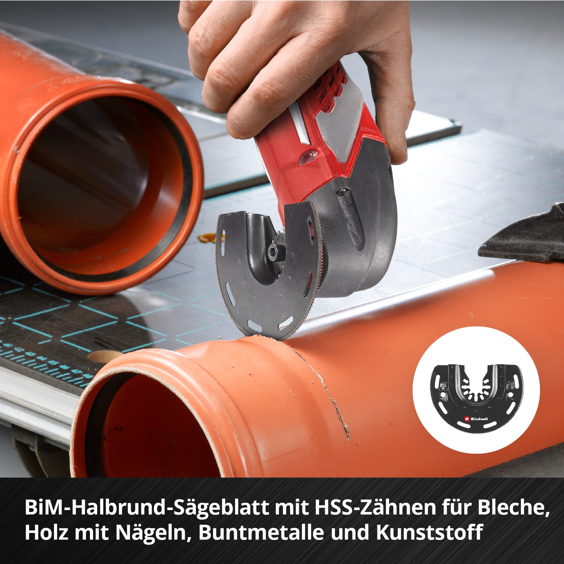 Hand schneidet orange Rohr mit Sägeblatt. Detail der Sägeblatt.