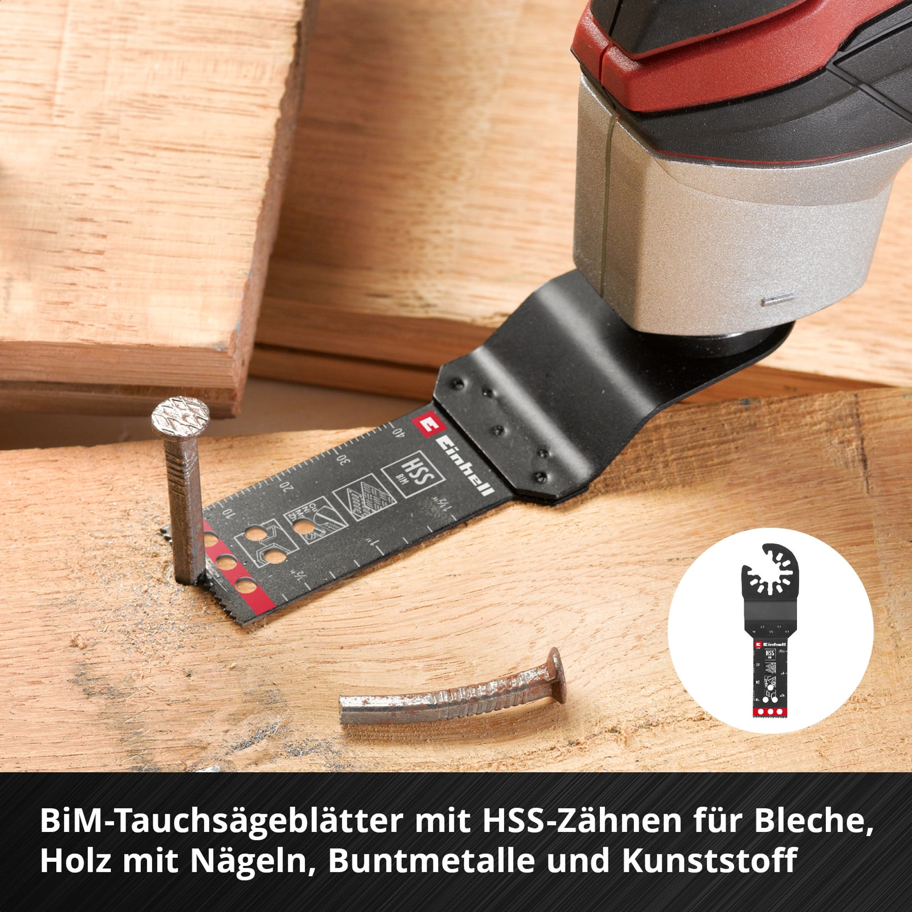 Ein Multitool-Sägeblatt aus HSS-Stahl schneidet durch Holz mit Nägeln.