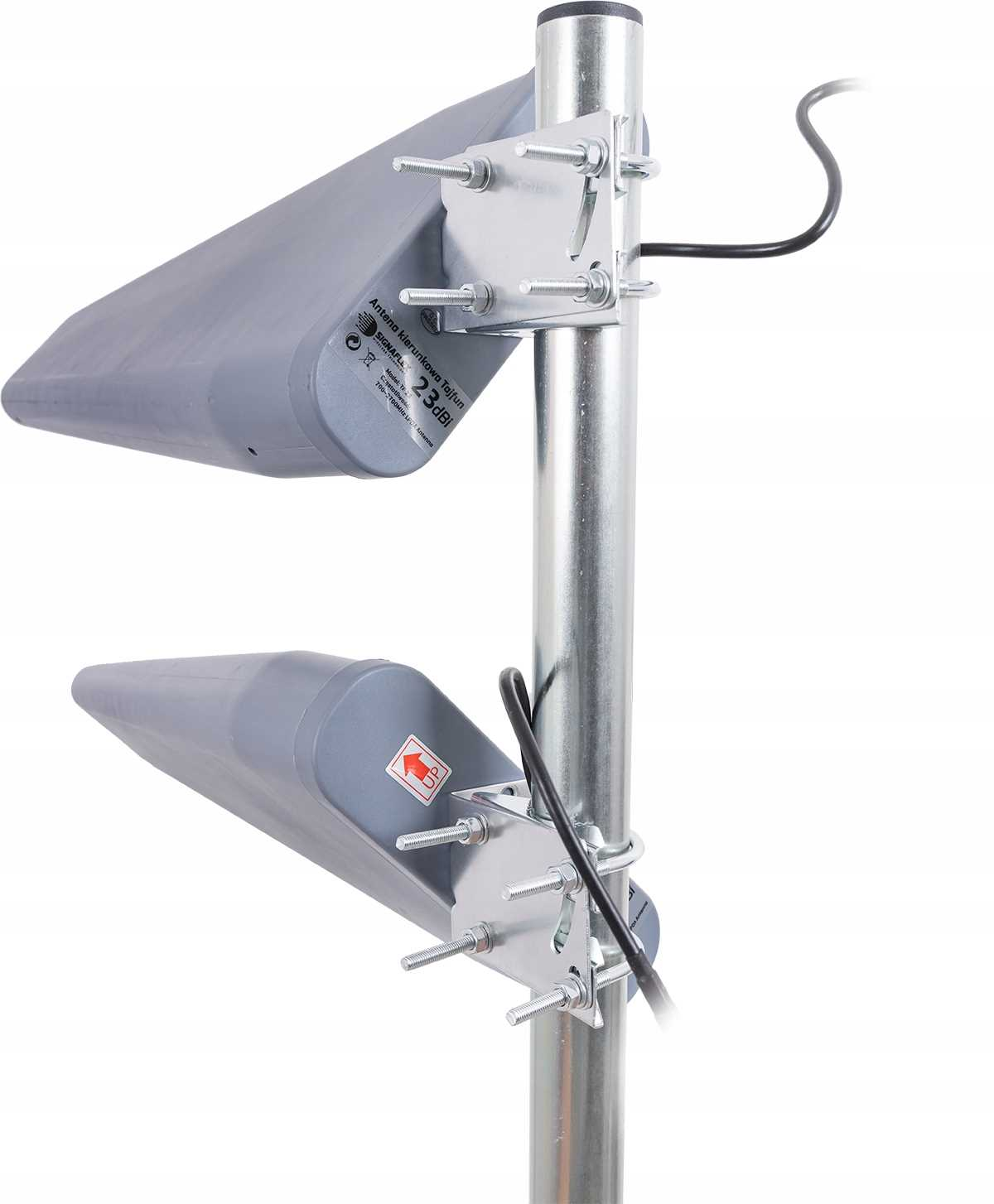 Dwie szare anteny są zamontowane na metalowym słupku.