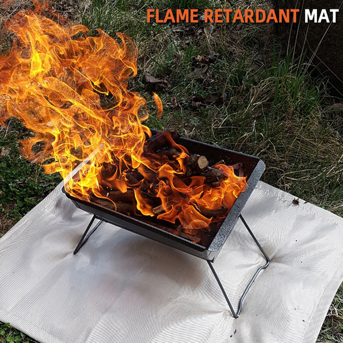 Ein kleiner Grill mit Holzfeuer steht auf einer cremefarbenen Matte im Freien.