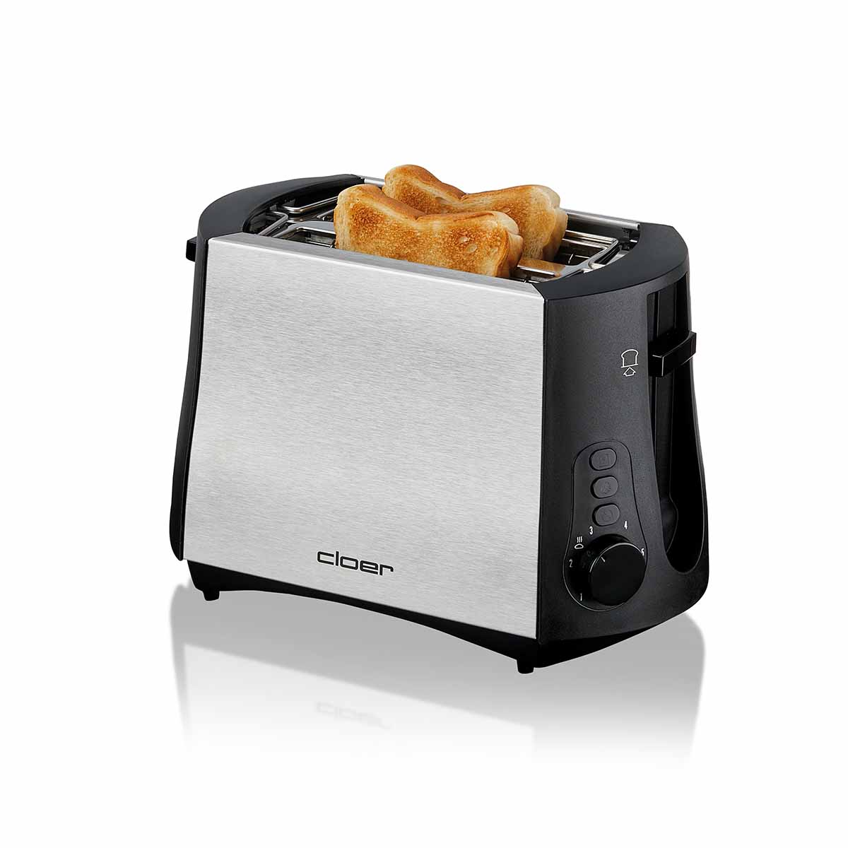 Een zilverkleurige en zwarte broodrooster met twee sleuven en twee sneetjes toast.