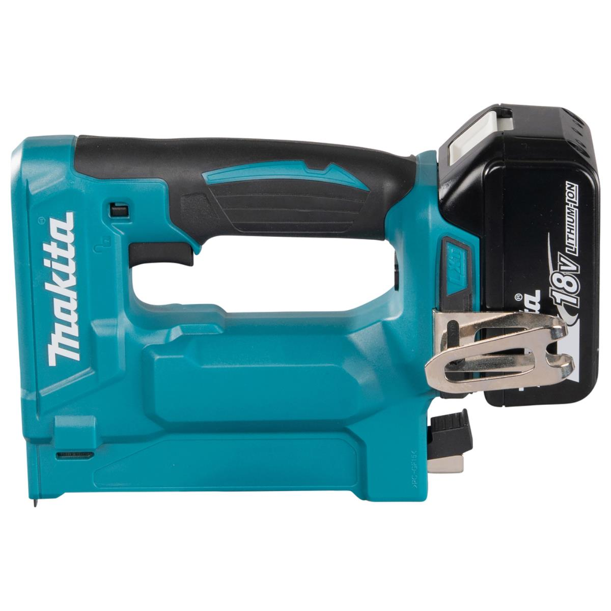 Una sparapunti Makita blu con impugnatura nera e batteria da 18V.