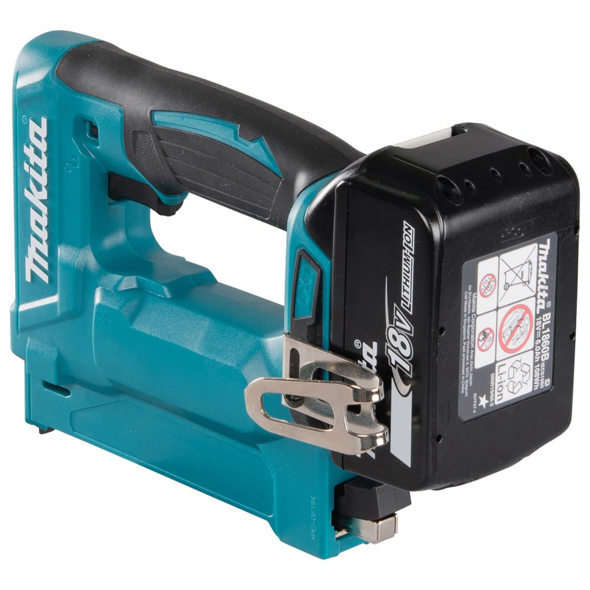Una sparapunti Makita senza fili blu petrolio e nera con batteria da 18V.