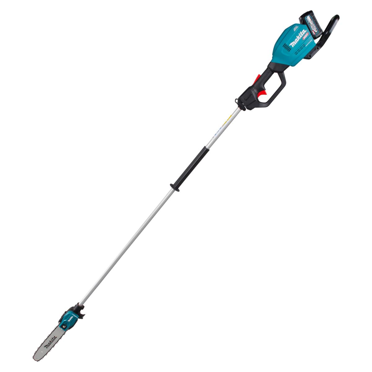 Una motosega su asta a batteria blu e argento con manico.