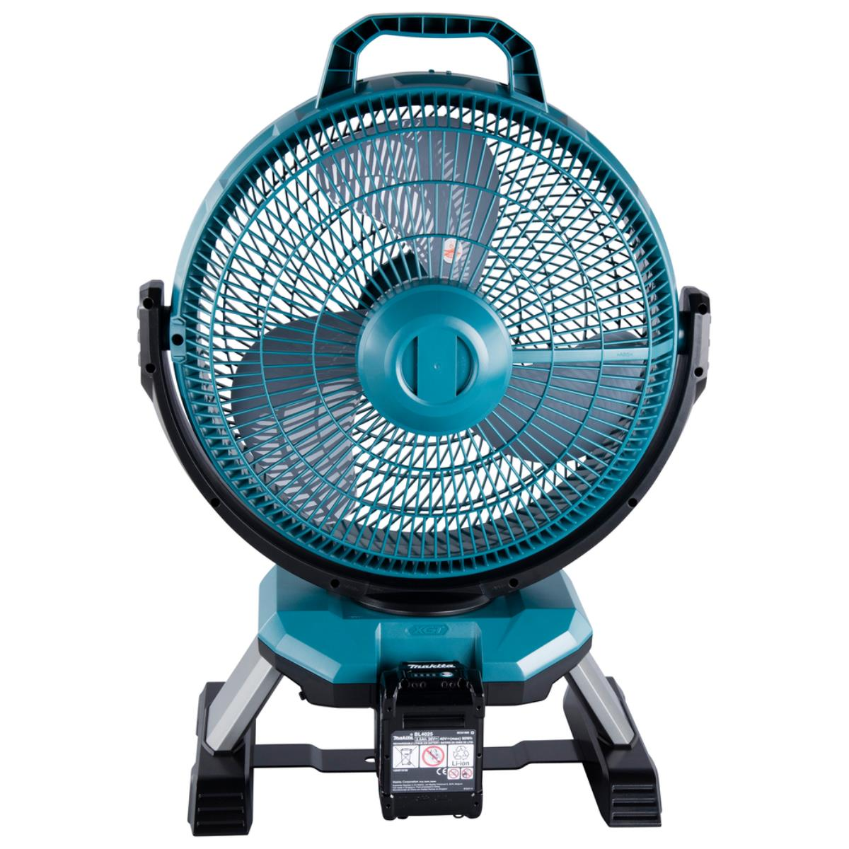 Un ventilatore portatile verde acqua con griglia e manico neri è su un supporto.