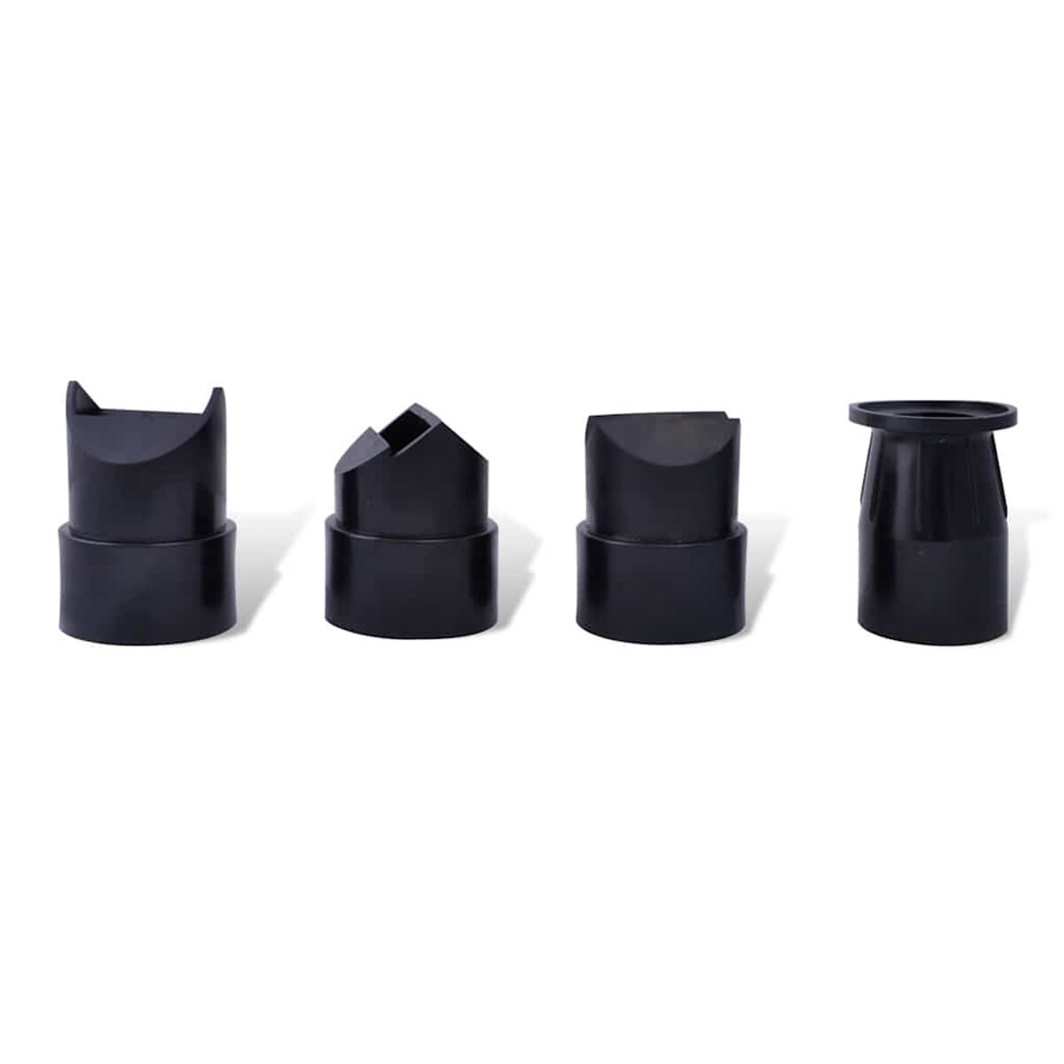 Quattro accessori neri in plastica con aperture varie, su sfondo bianco.
