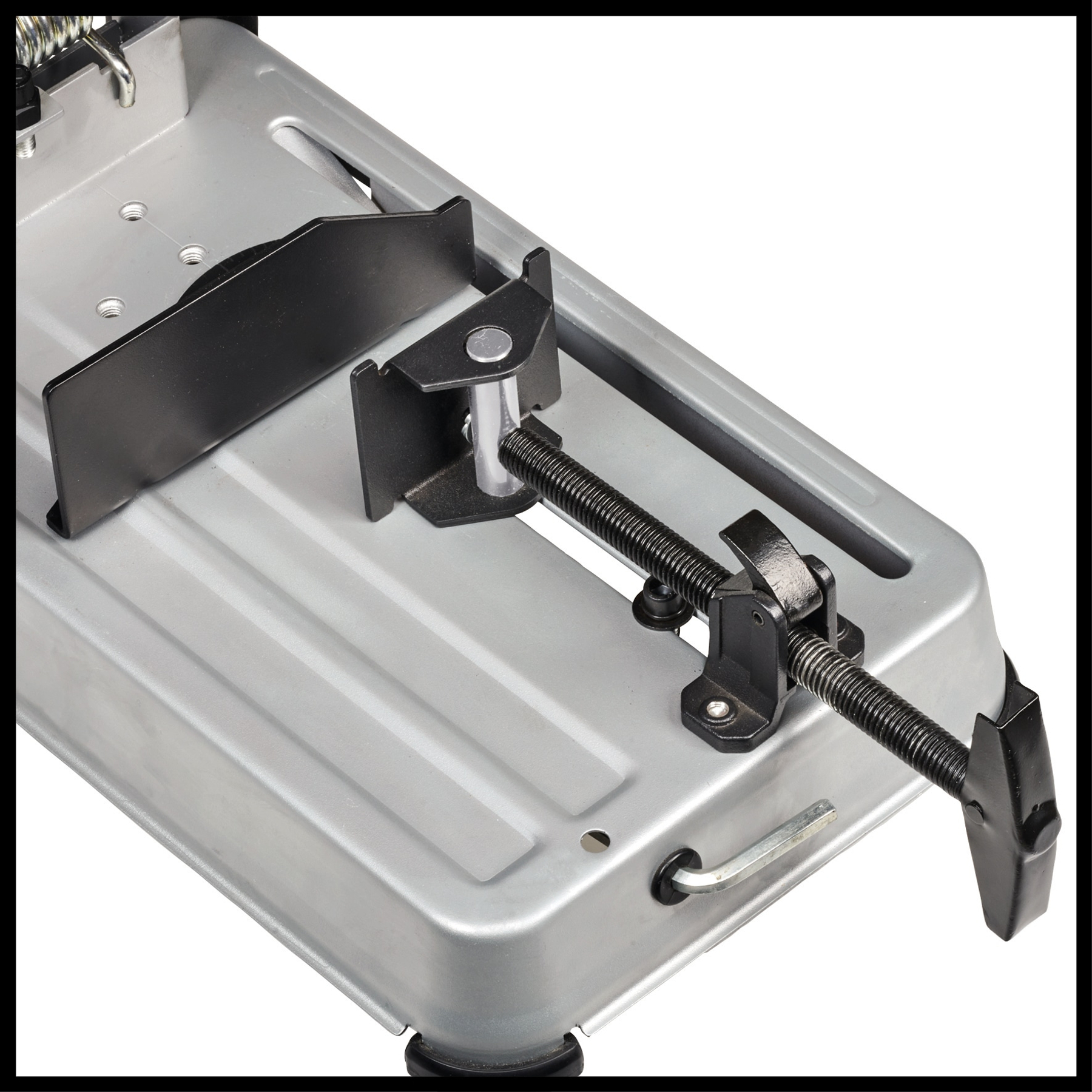 Metallkappschneidemaschine mit Schraubstock und Arretierung.