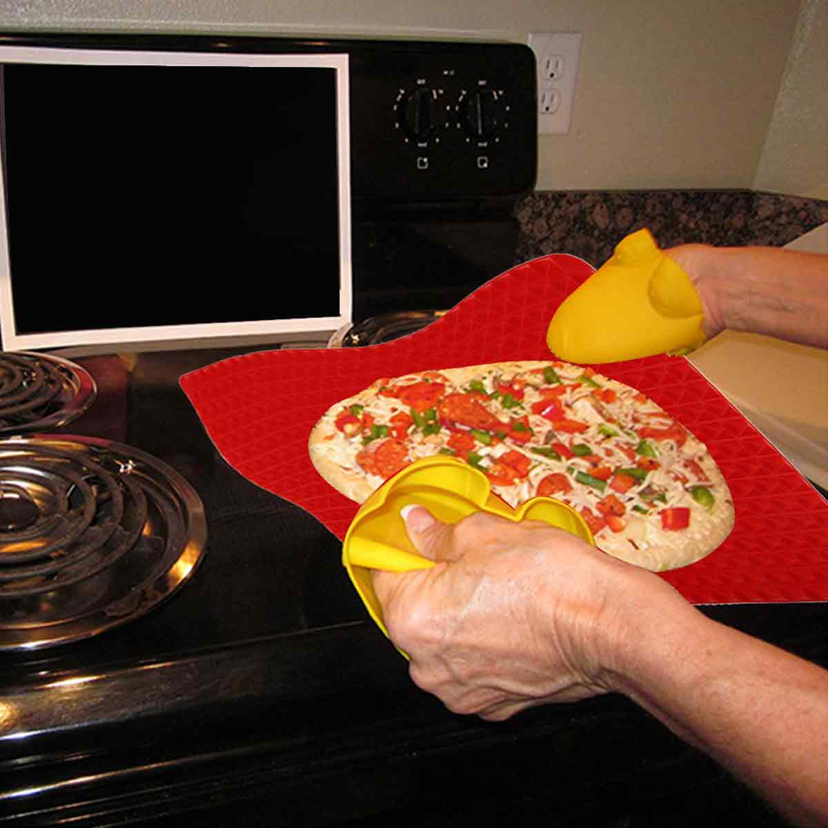 Hände mit gelben Ofenhandschuhen nehmen eine Pizza von einem roten Backblech.