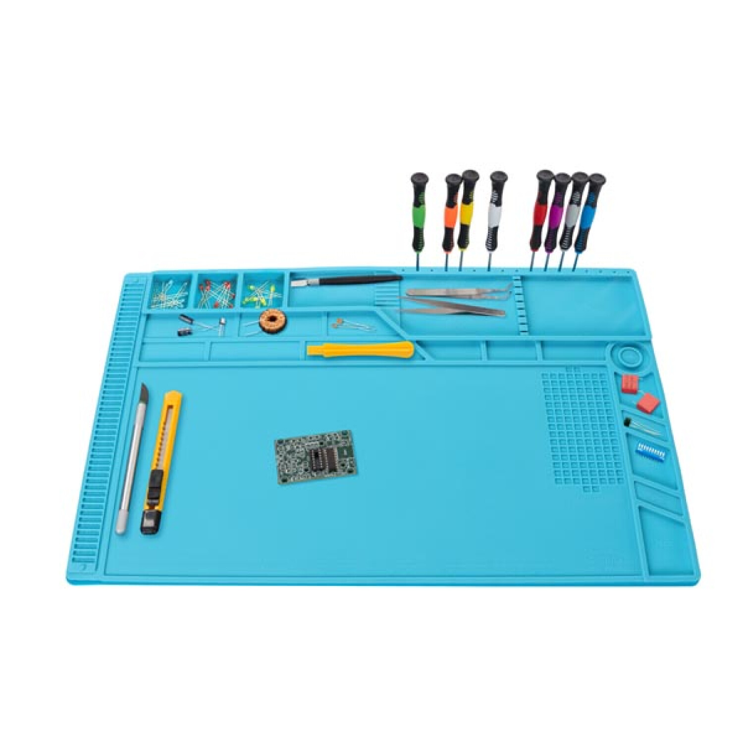 Eine blaue Werkmatte mit Werkzeugen: Schraubendreher, Pinzetten, Widerstände, Platine.