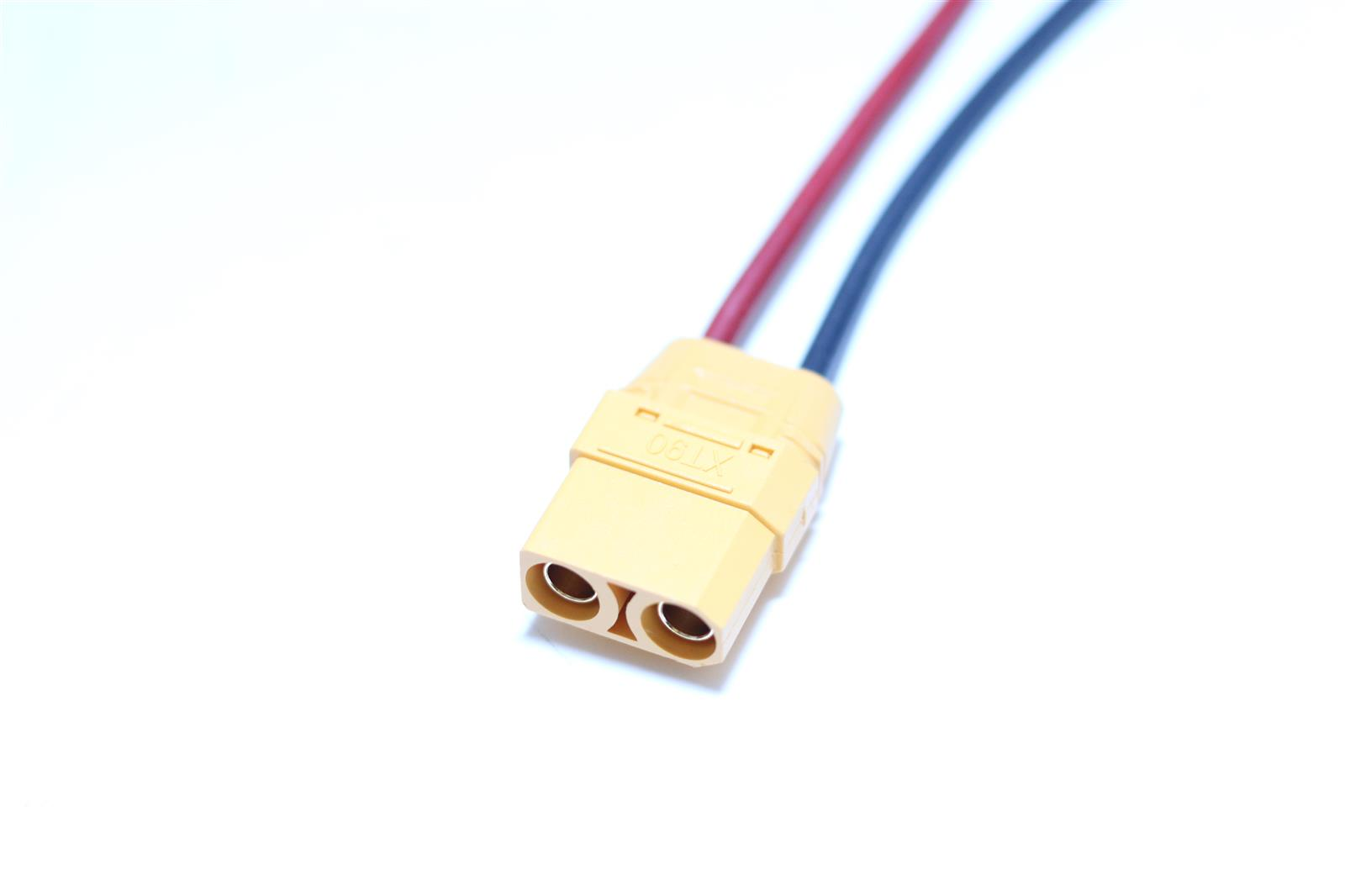 Ein gelber XT90-Stecker mit roten und schwarzen Kabeln auf weißem Hintergrund.