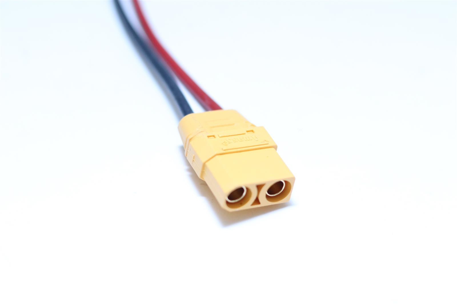 Ein gelber XT60-Stecker mit roten und schwarzen Kabeln auf weißem Hintergrund.
