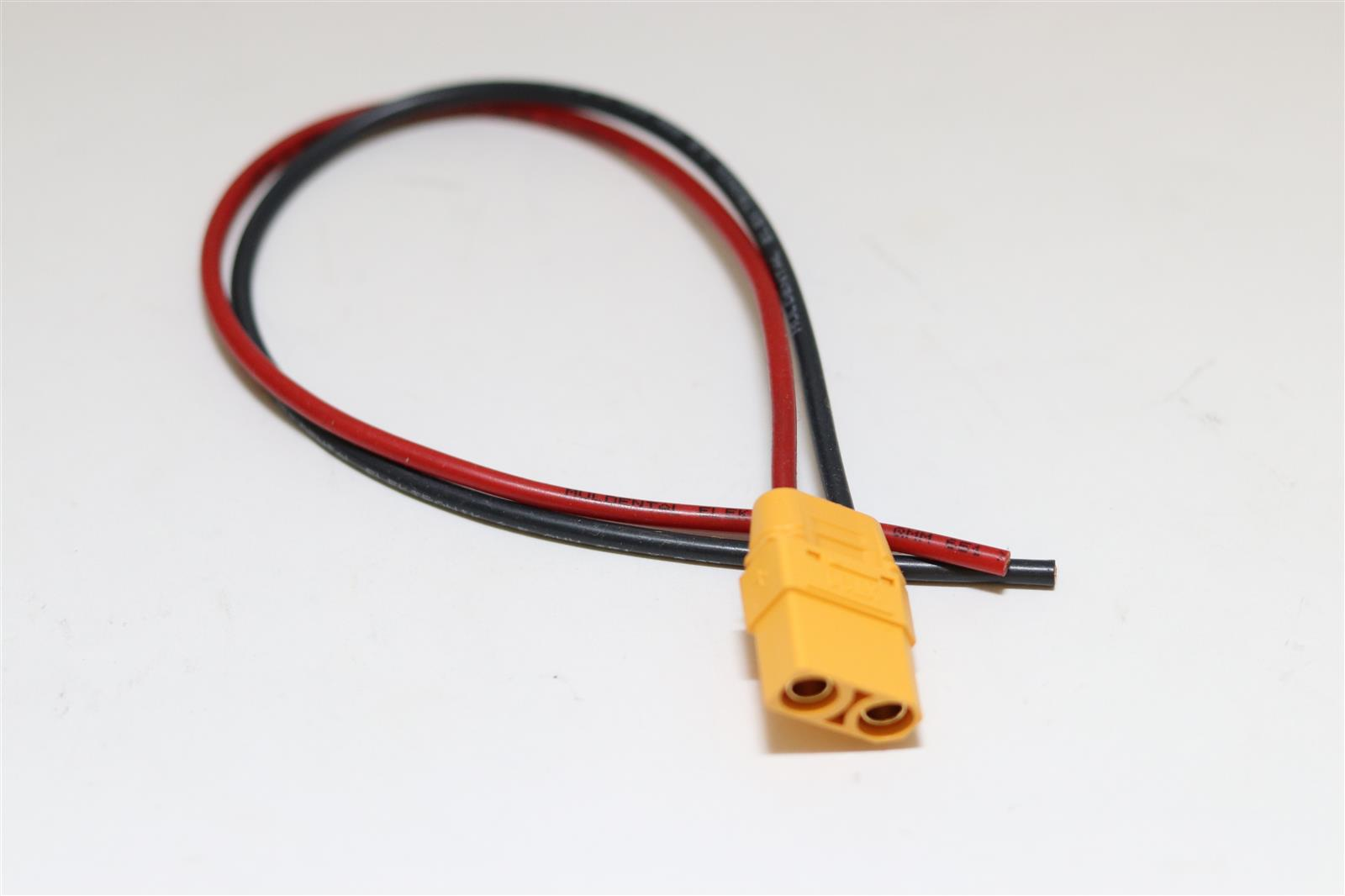 Gelber XT60-Stecker mit schwarzen und roten Kabeln auf weißem Hintergrund.