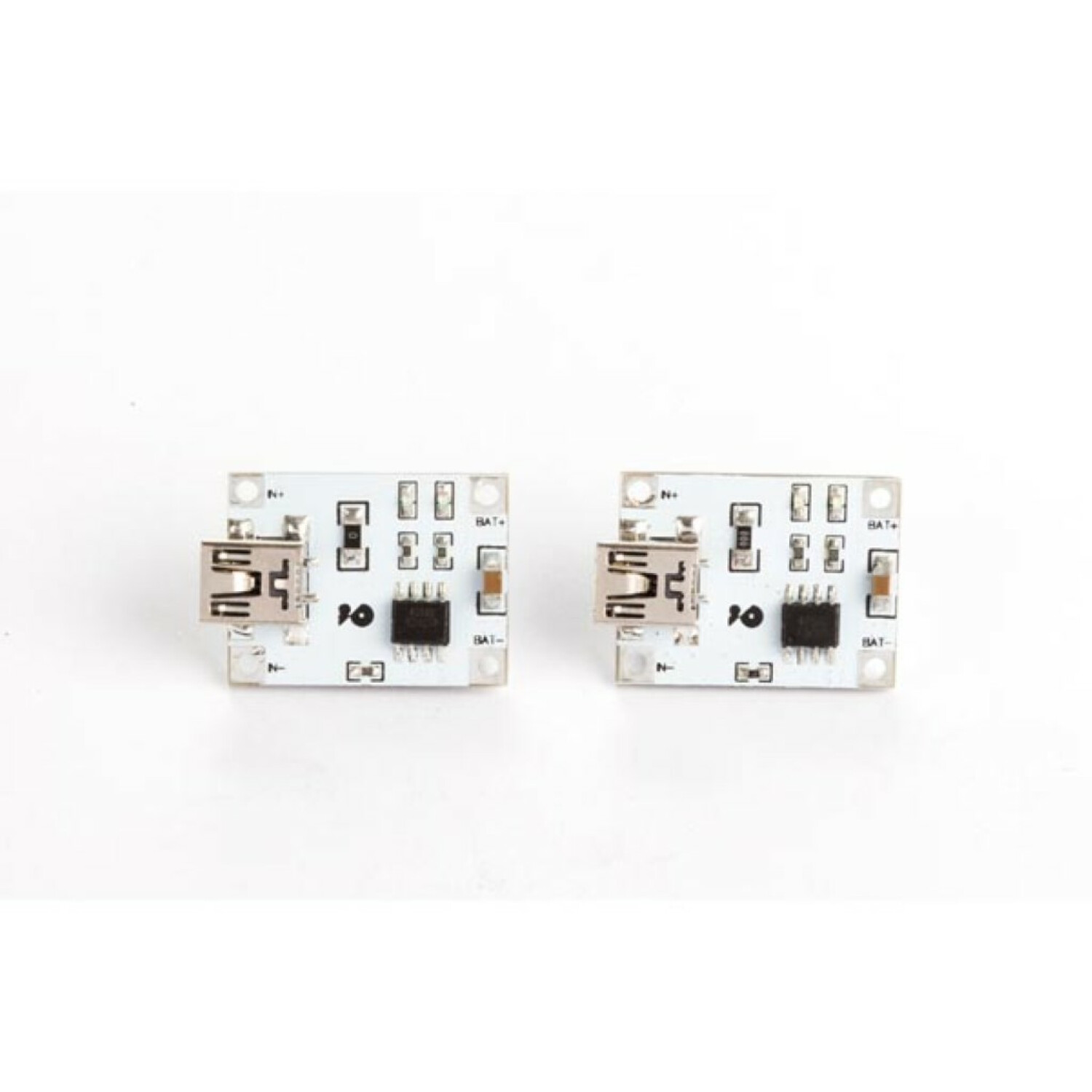 Deux cartes de circuit imprimé avec ports USB et connexions de batterie.