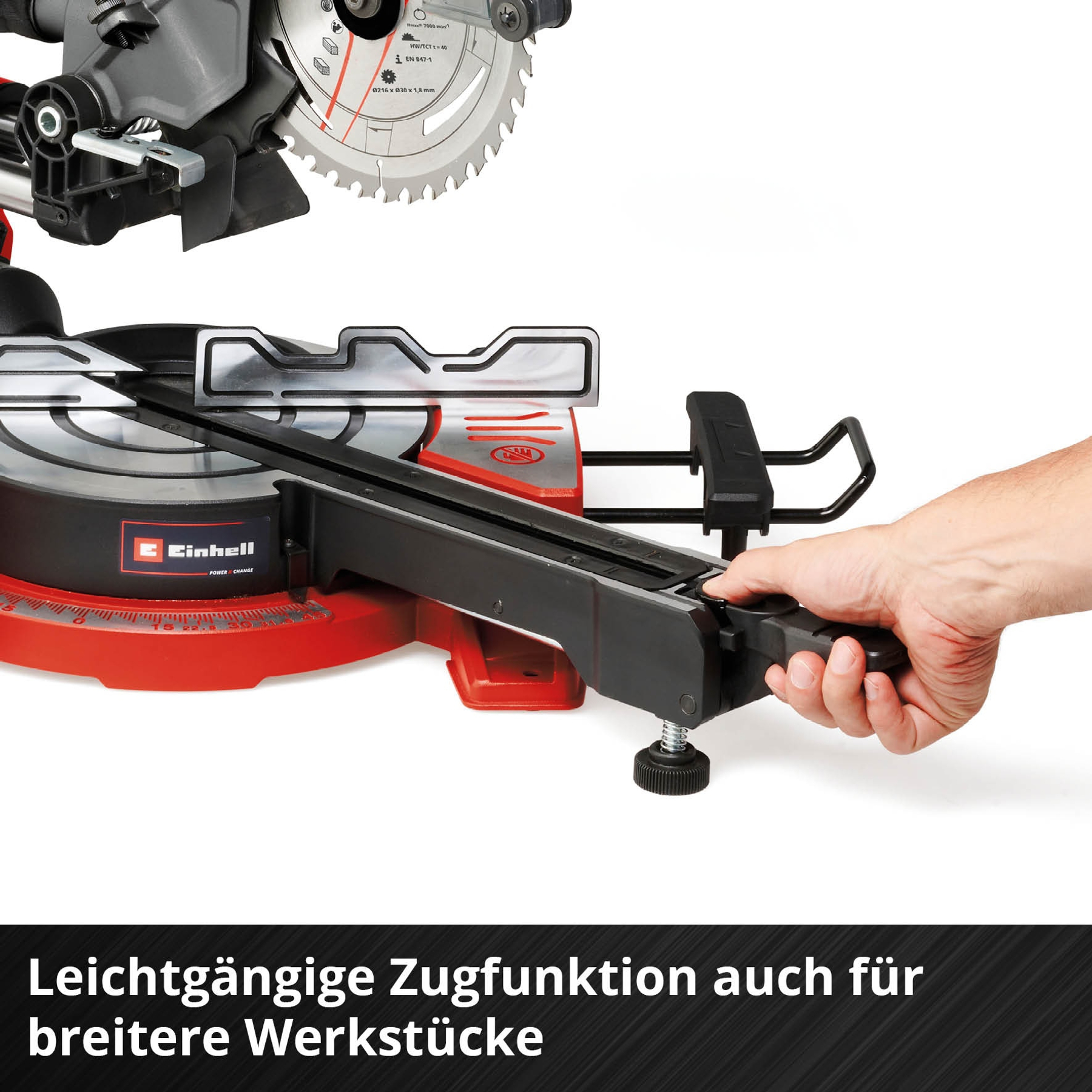 Ein Mann bedient eine rote Kapp- und Gehrungssäge mit einem Sägeblatt.