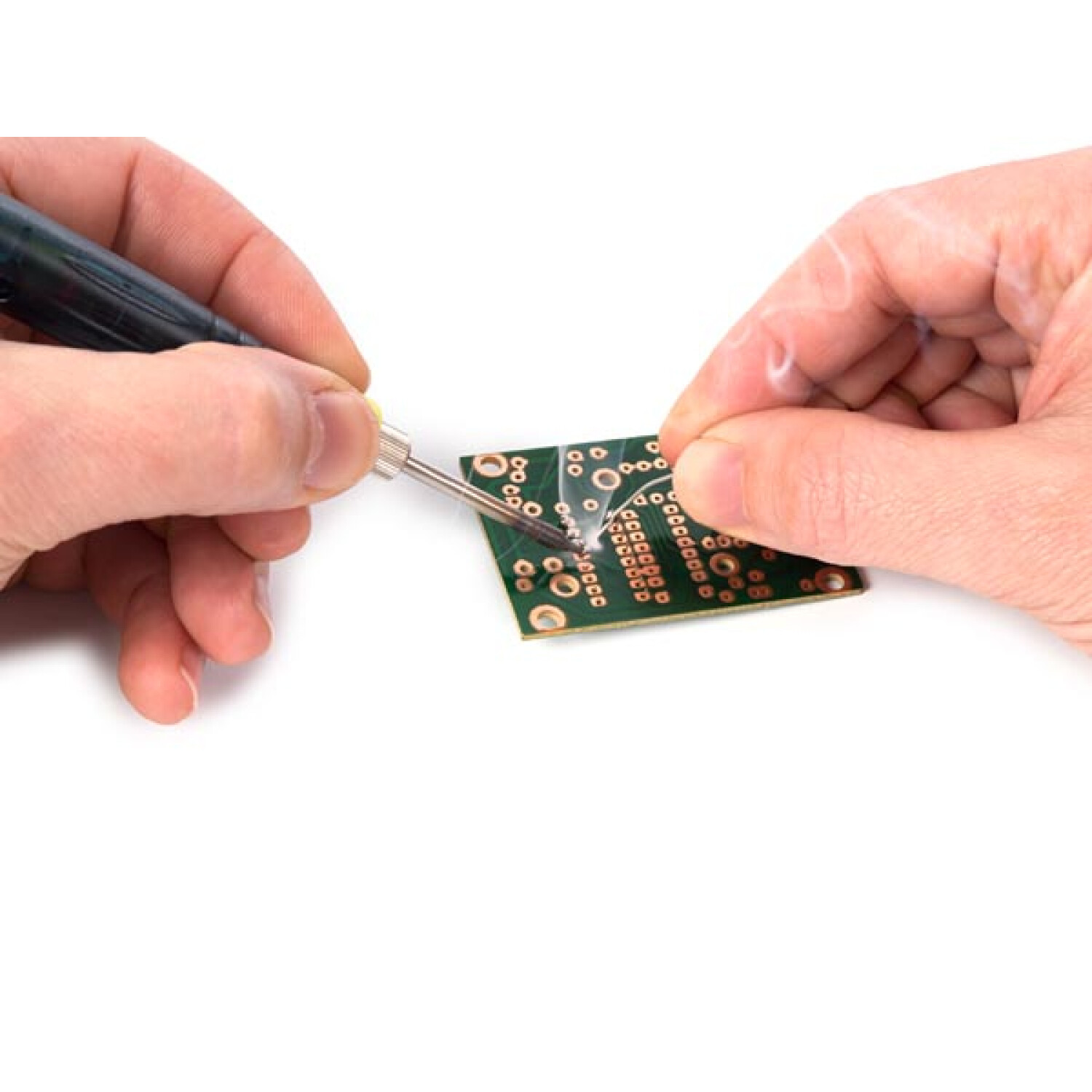 Mani saldano una scheda verde con un saldatore.