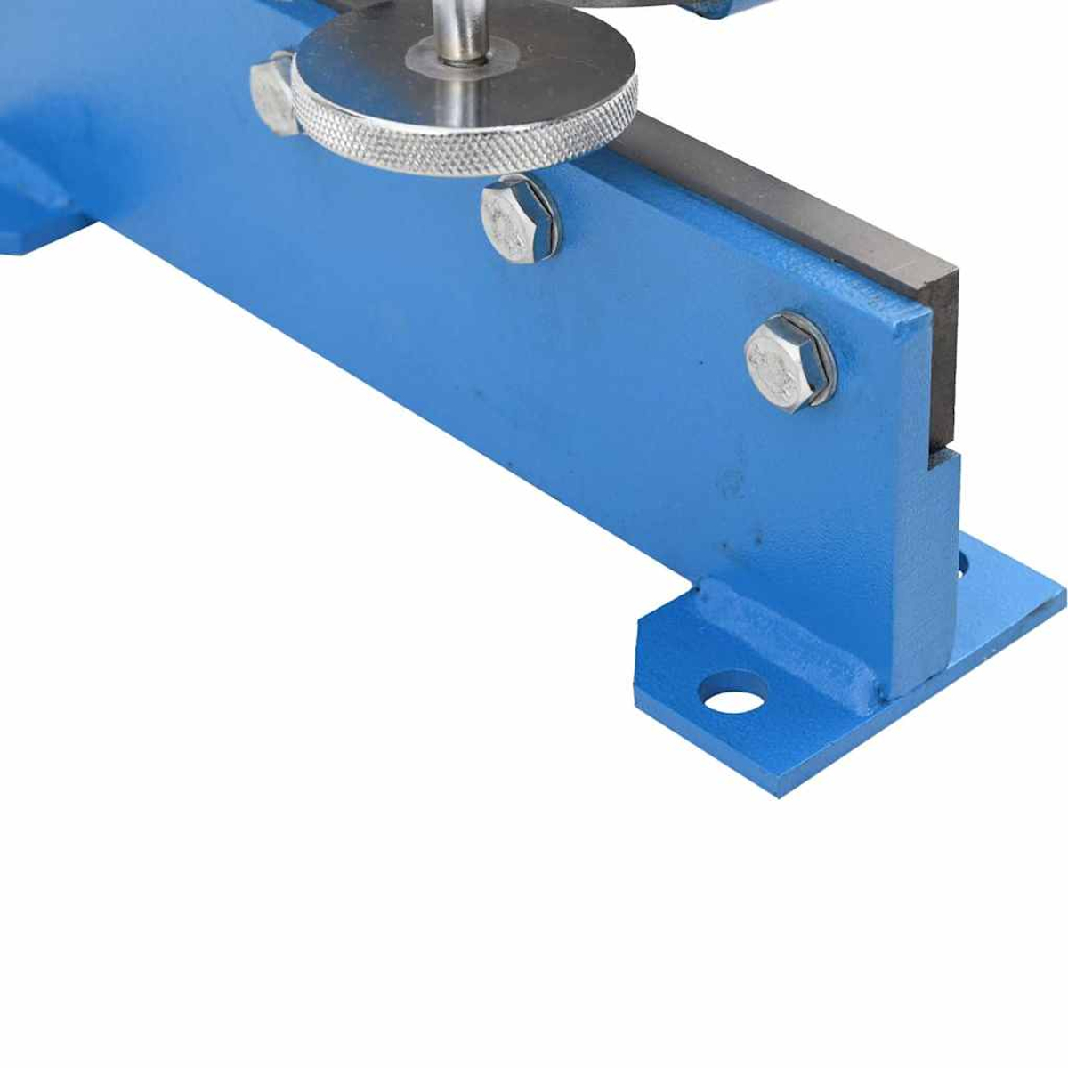 Detailansicht einer blauen Metallvorrichtung mit Schrauben und einem Rändelrad.
