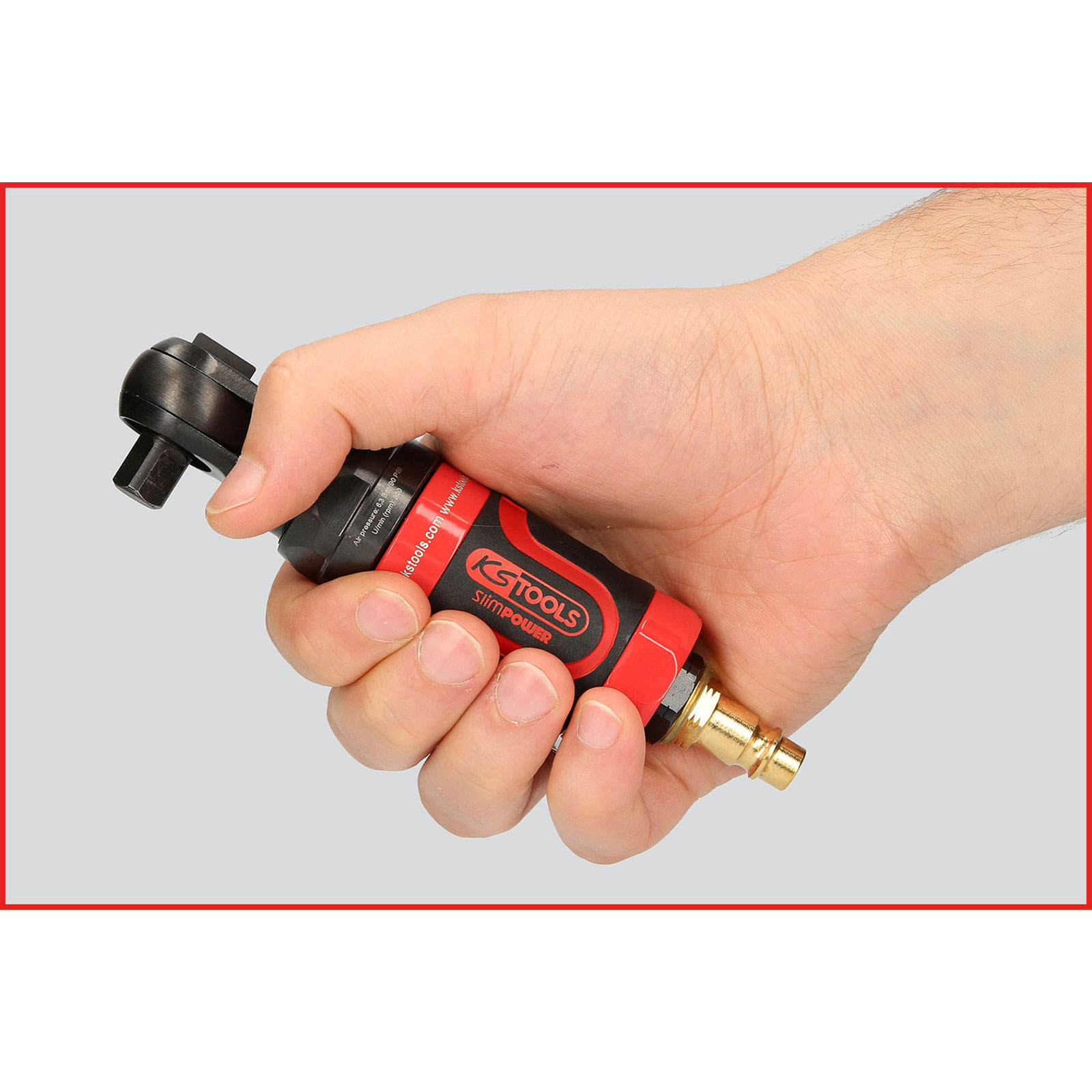Una mano tiene una chiave a cricchetto pneumatica rossa e nera con logo KSTOOLS.