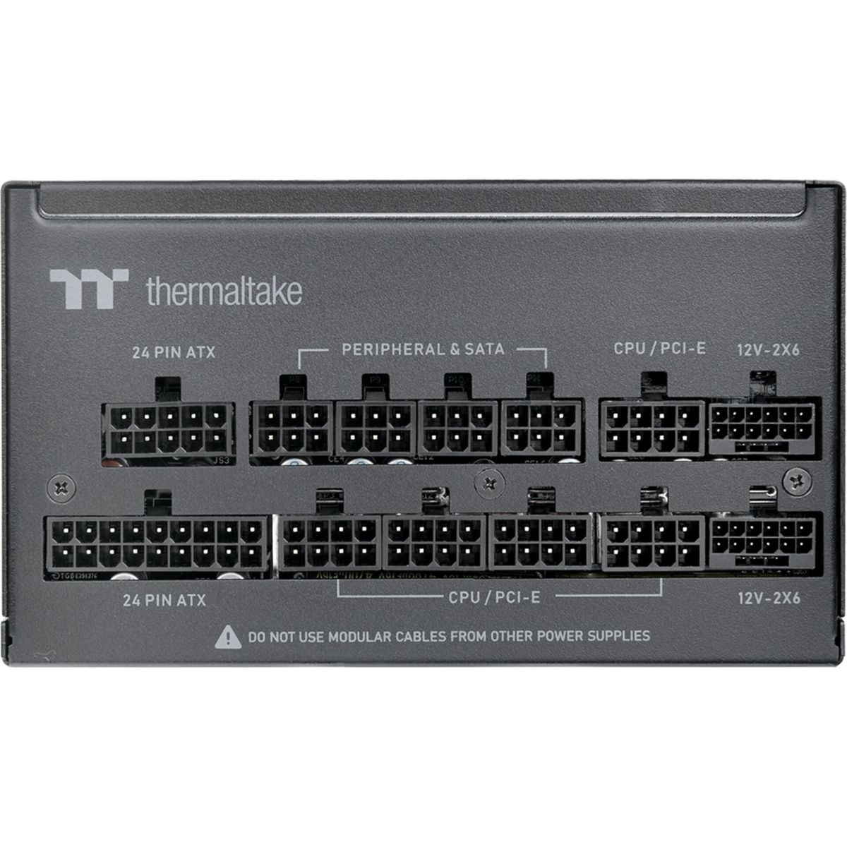 Arrière d'une alimentation Thermaltake noire avec plusieurs ports.