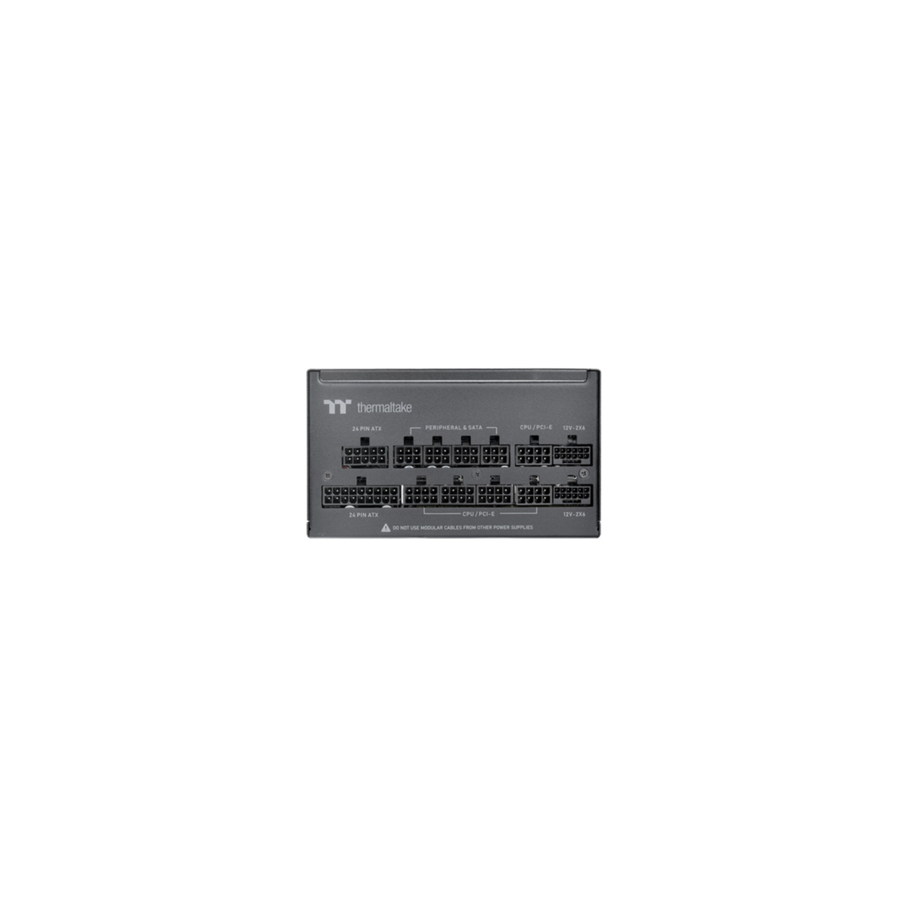 Un alimentatore Thermaltake grigio con numerose porte di connessione cavi.