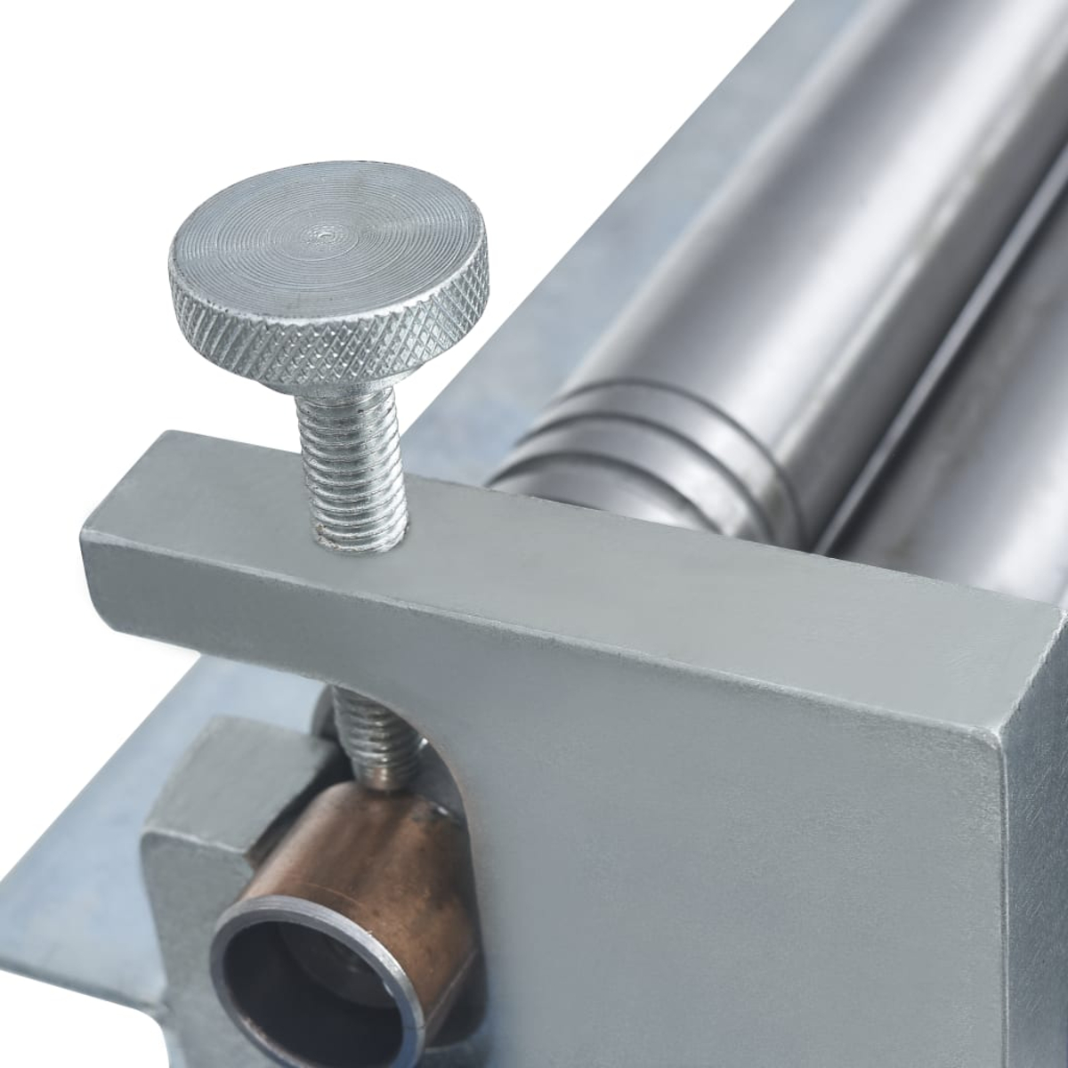 Primo piano di un rullo metallico con pomello di regolazione e vite.