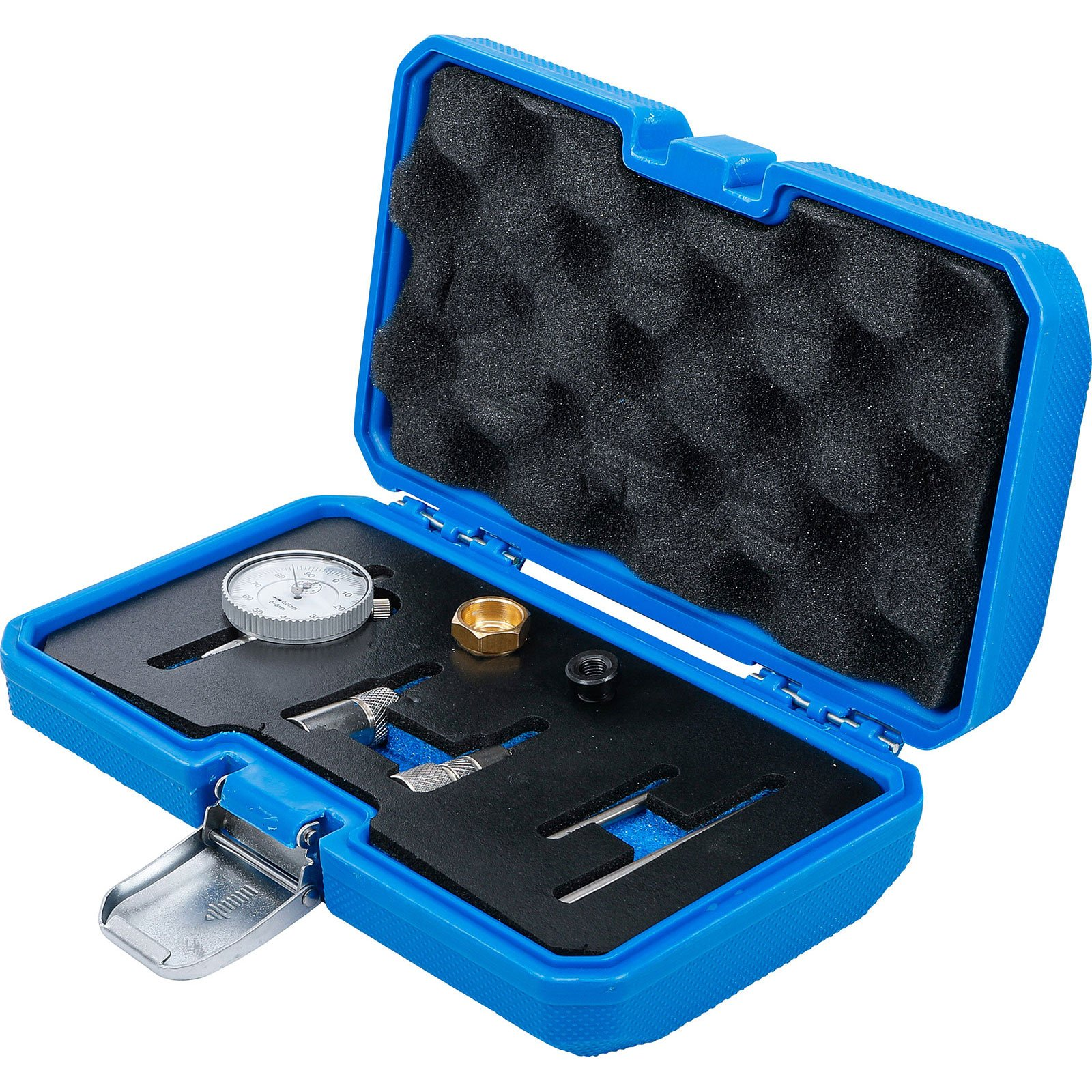 Ein offener blauer Koffer mit Messuhr, Messspitzen, einer goldenen und einer schwarzen Mutter.