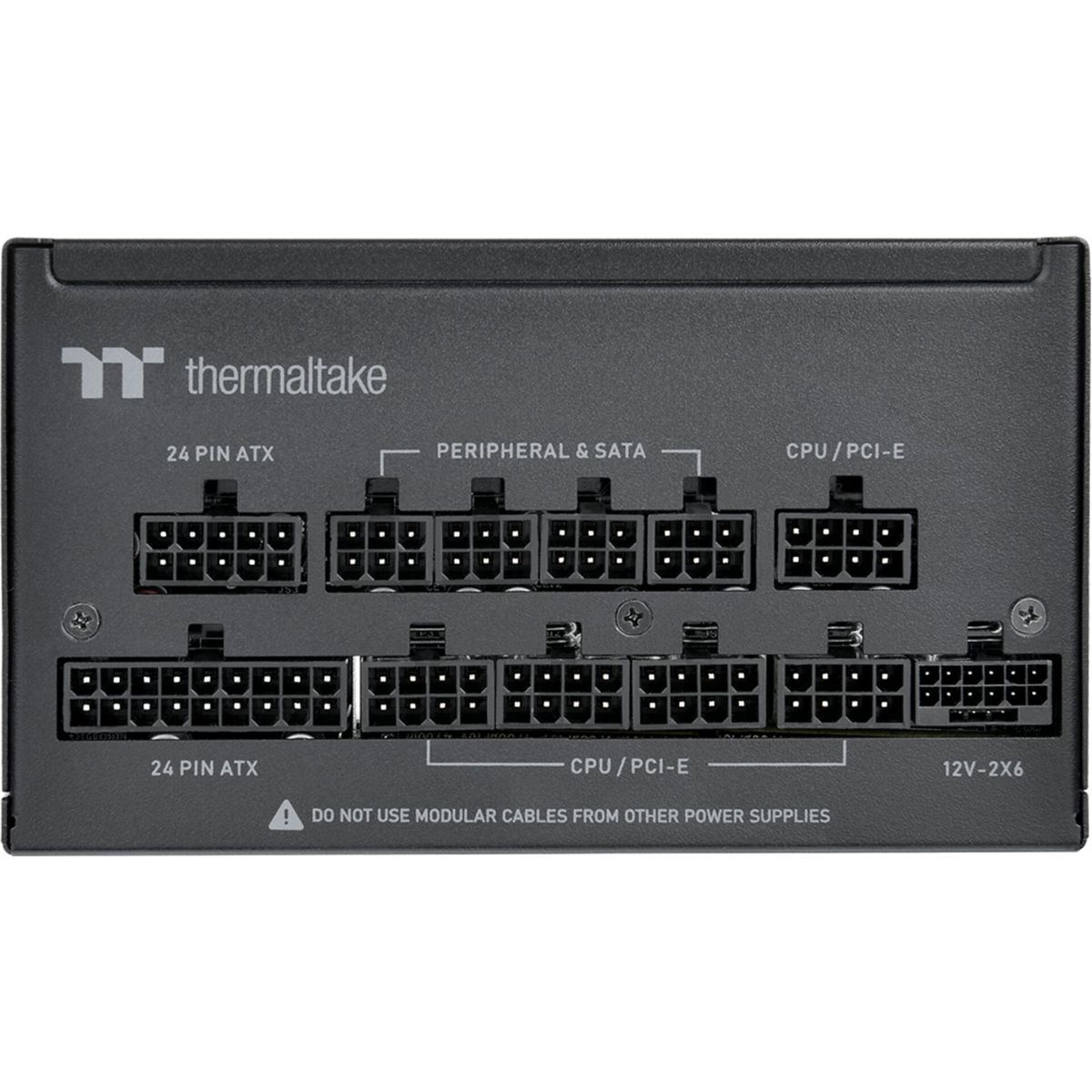 Schwarzes Thermaltake Netzteil mit beschrifteten Anschlüssen für ATX, SATA, CPU/PCI-E.