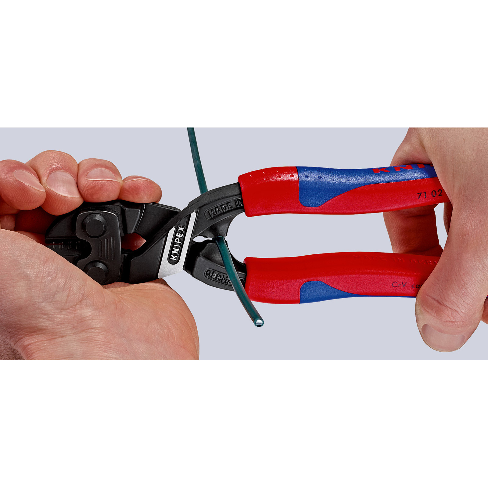 Una persona taglia un filo verde con pinze Knipex.