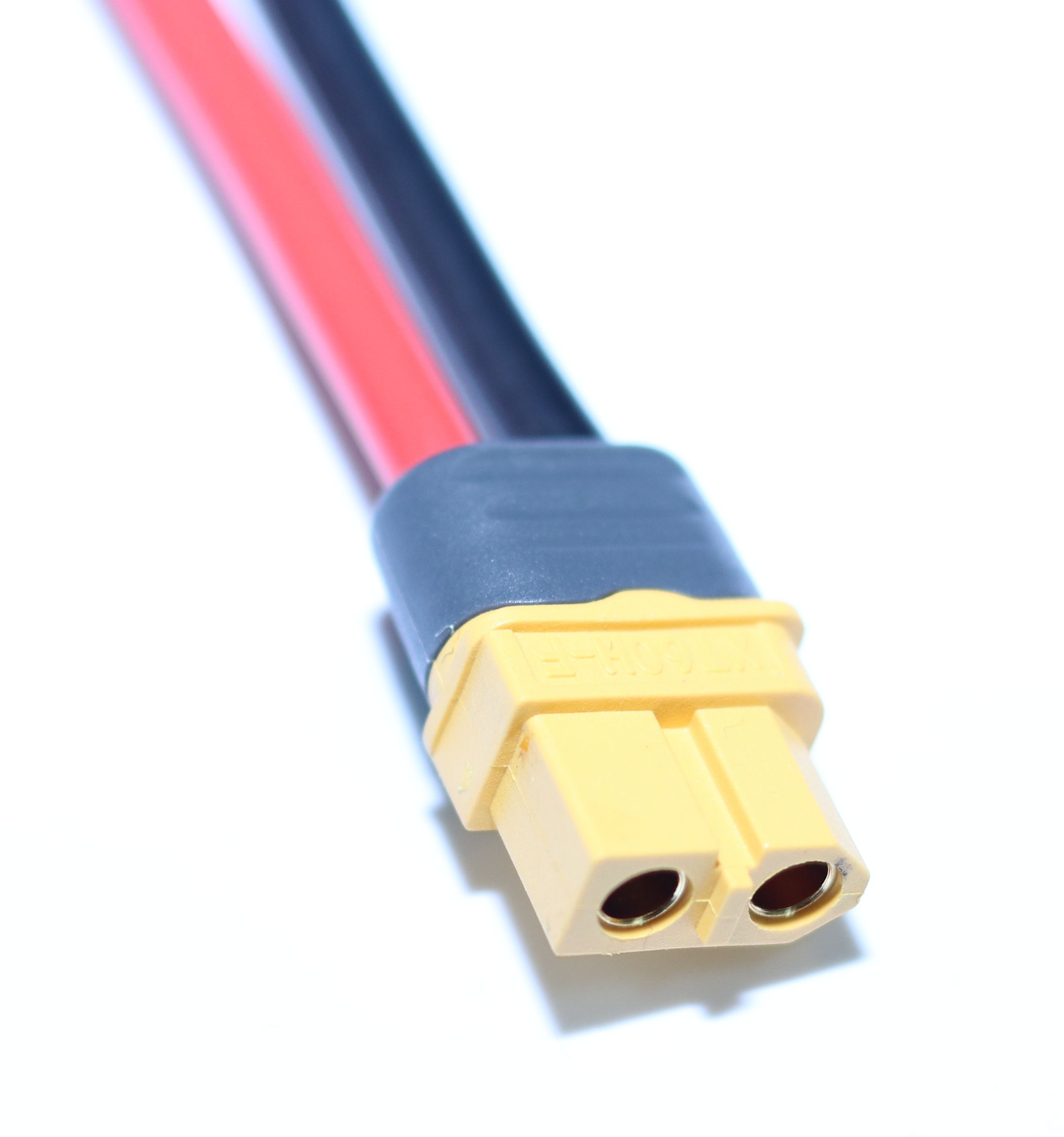 Ein gelber XT60-Stecker mit roten und schwarzen Kabeln auf weißem Hintergrund.