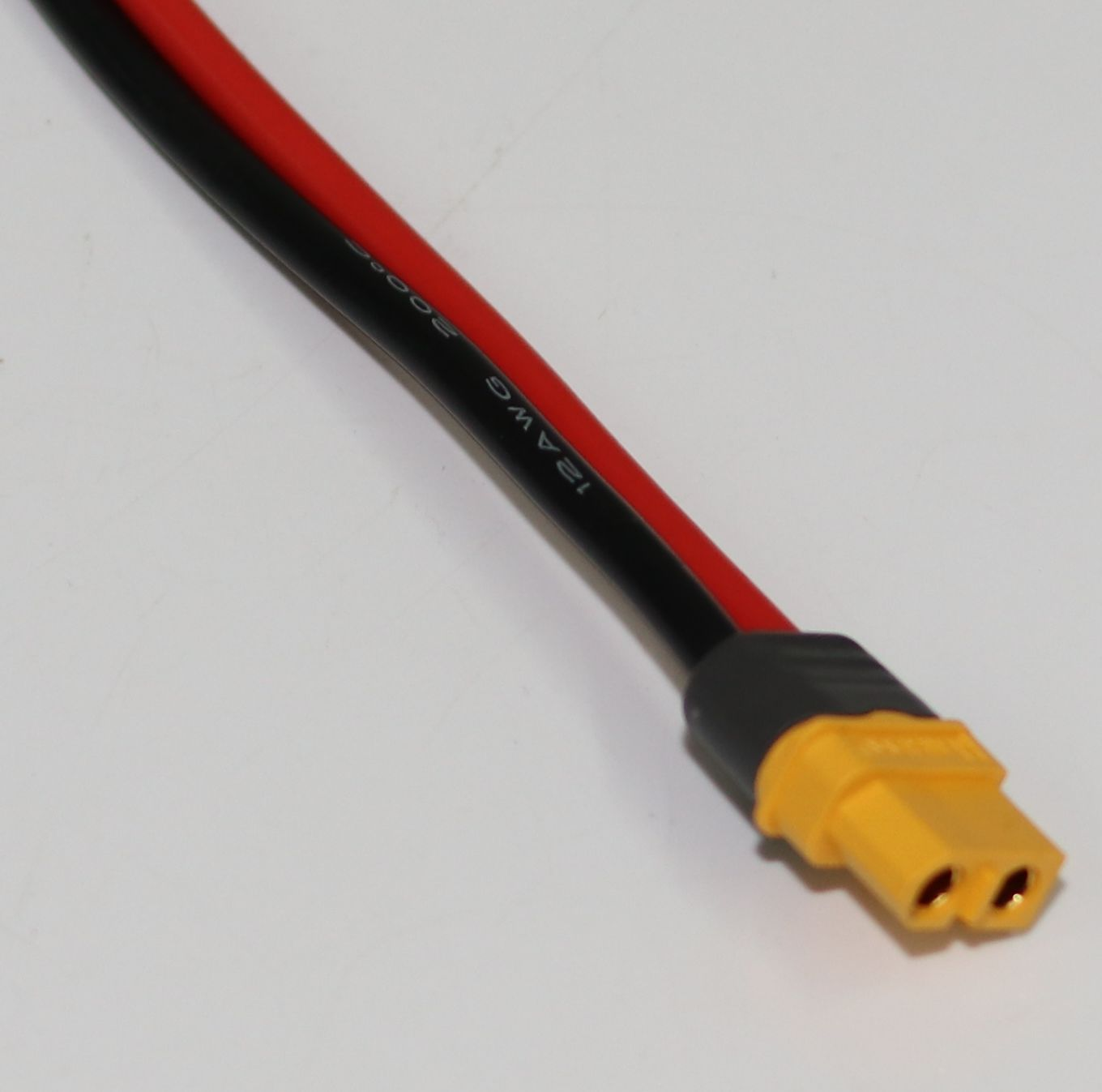 Rotes und schwarzes Kabel mit gelbem Stecker, 12 AWG.