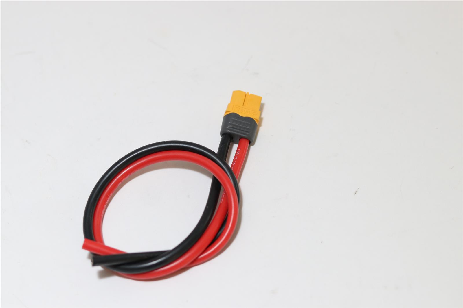 Ein rotes und ein schwarzes Kabel sind mit einem gelben Stecker verbunden.