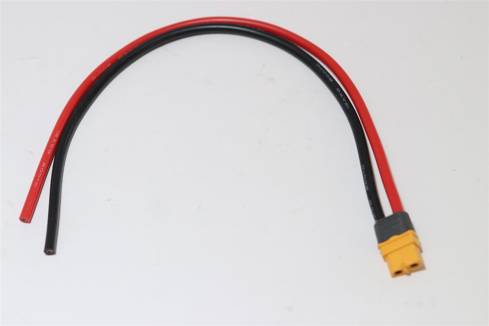 Ein rotes und ein schwarzes Kabel mit einem gelben Stecker auf weißem Hintergrund.