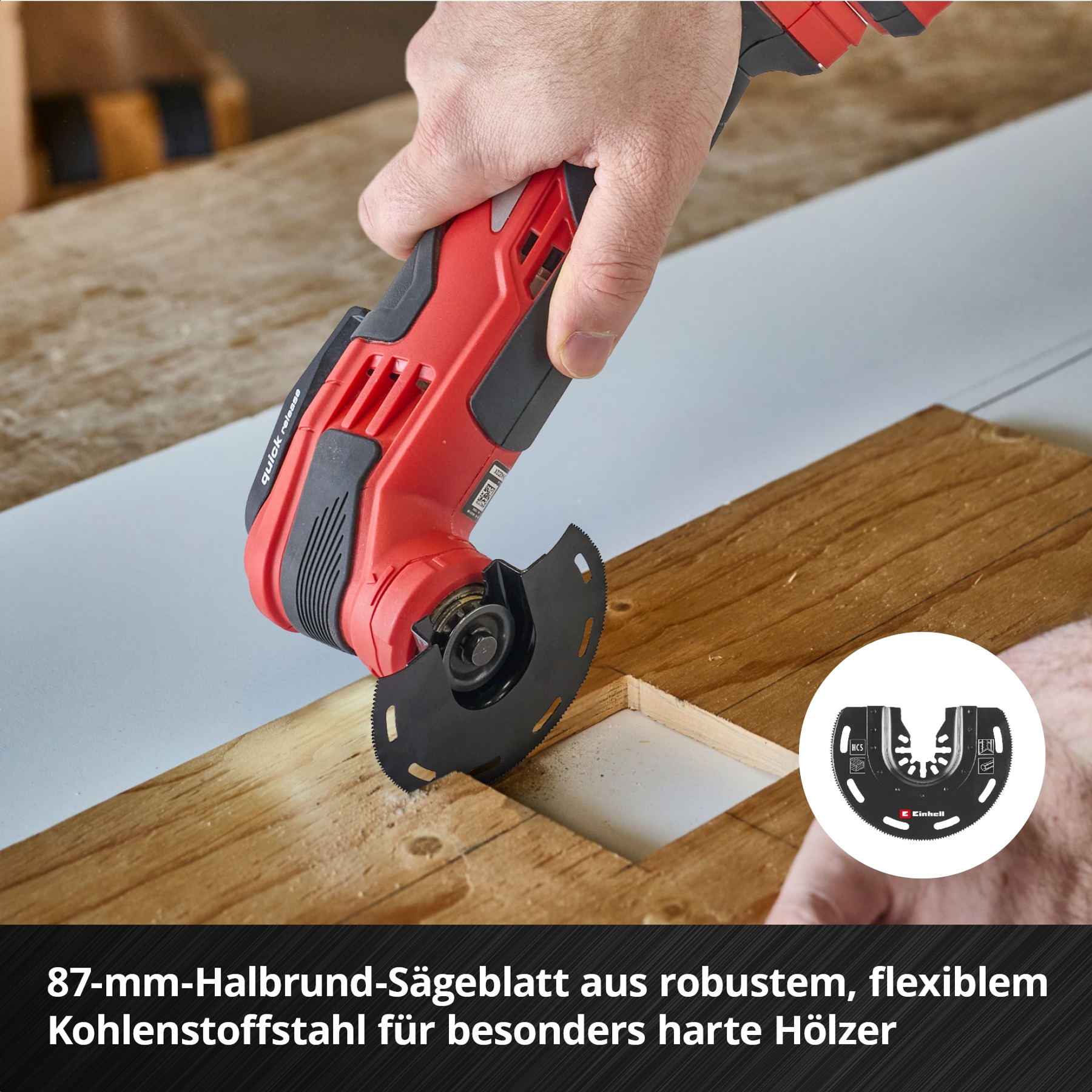 Hand benutzt roten Werkzeug zum Schneiden von Holz mit Sägeblatt.