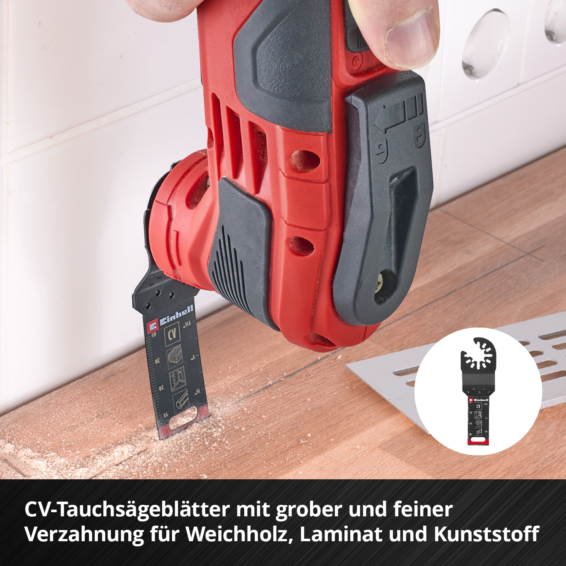 Ein rotes Werkzeug mit Sägeblatt schneidet Holz. Detailansicht.
