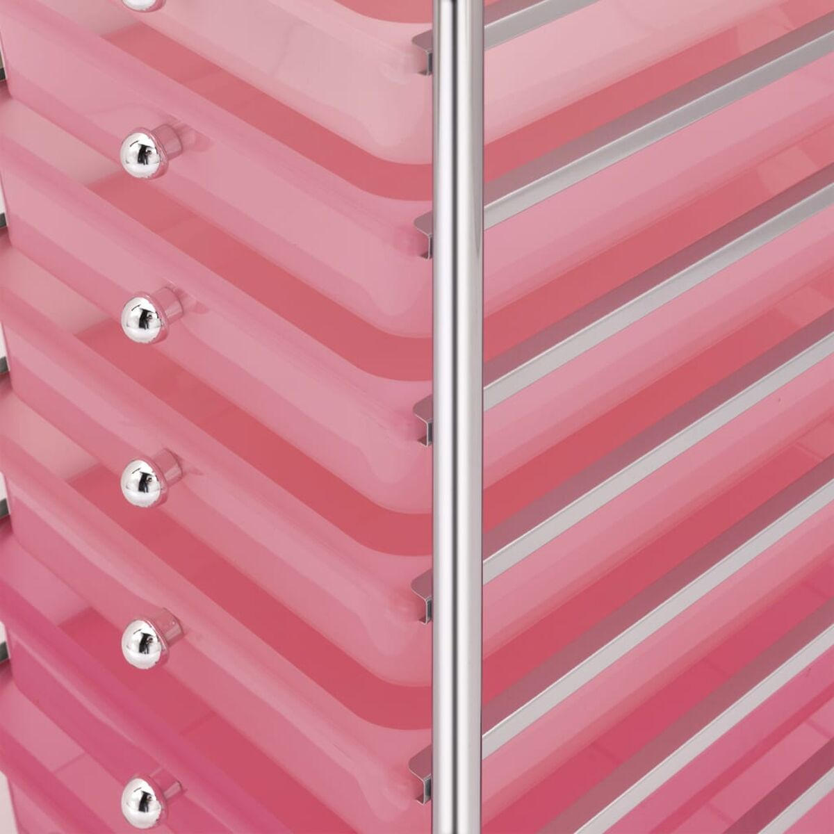 Rosa Schubladenschrank mit silbernen Griffen und Metallstreben.