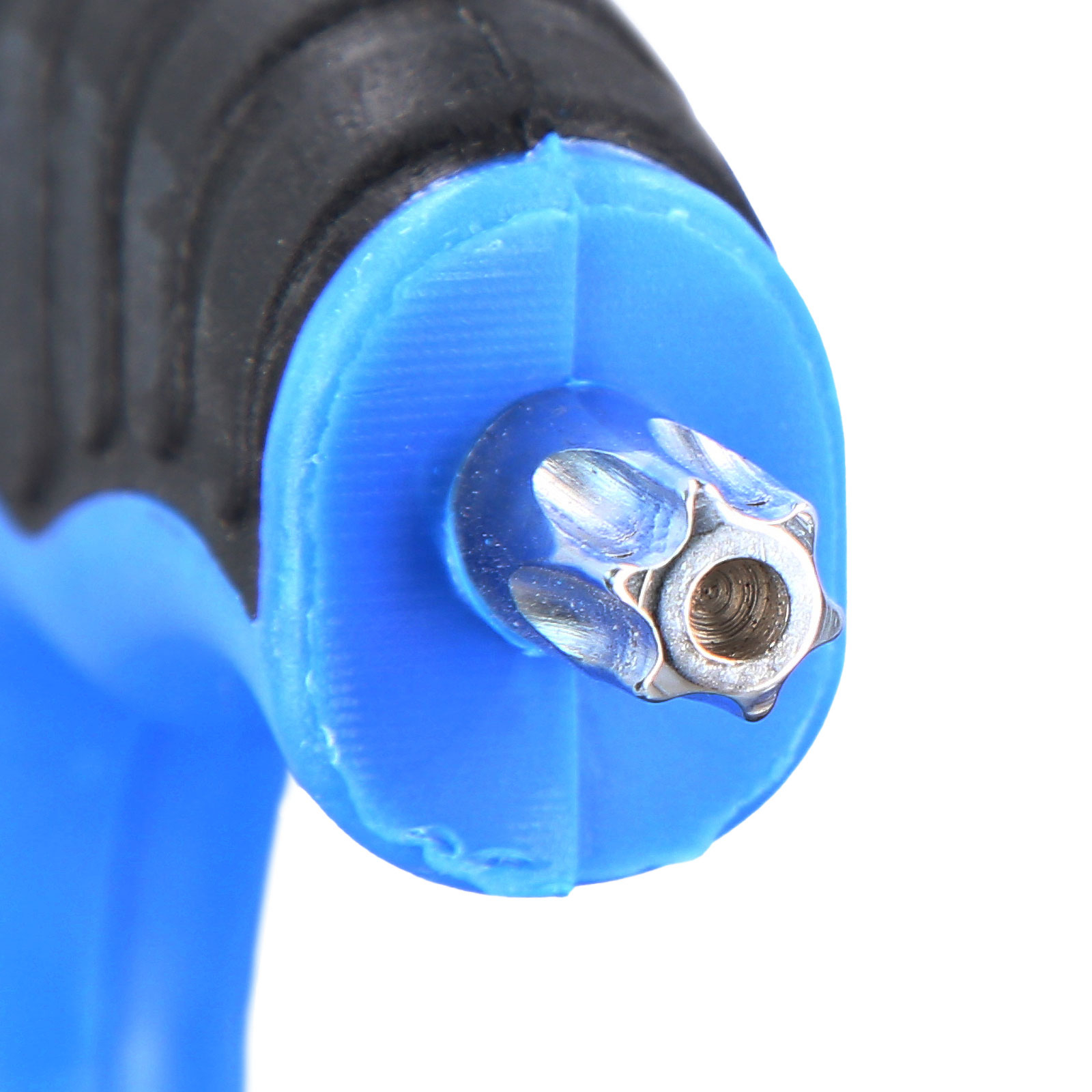 Nahaufnahme eines Torx-Bits auf einem blauen Griff mit schwarzem Gummi.