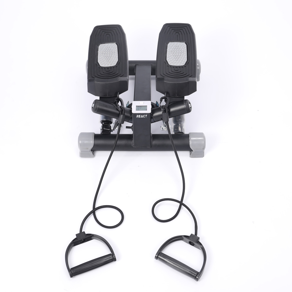 Czarny stepper z dwoma pedałami, linkami oporowymi, uchwytami i małym wyświetlaczem.