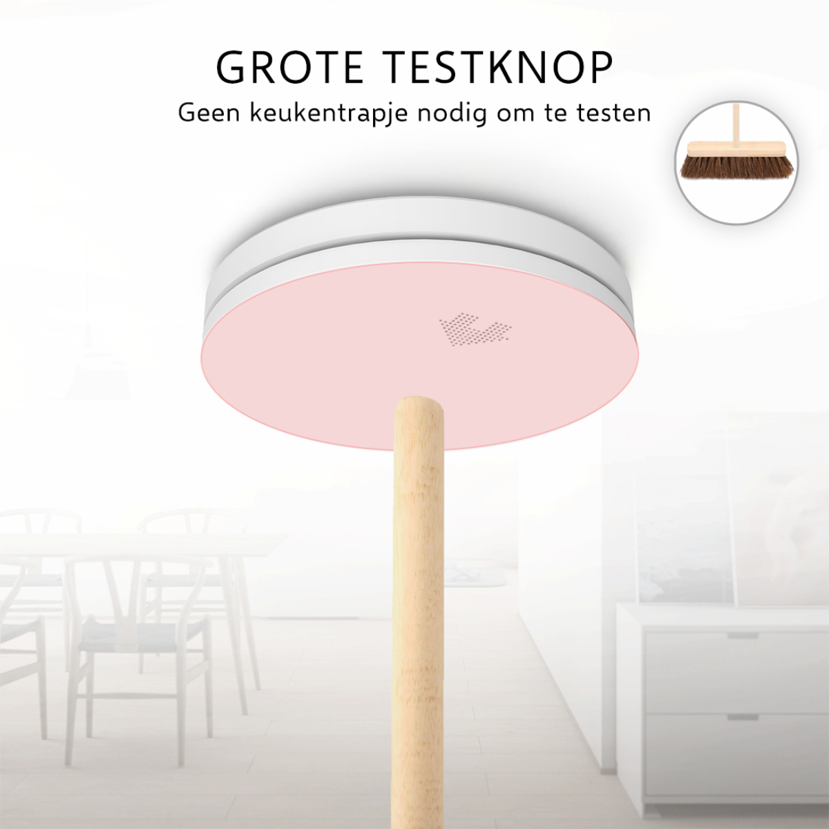 Un grande rilevatore di fumo rotondo con fondo rosa, testato con un bastone di legno.