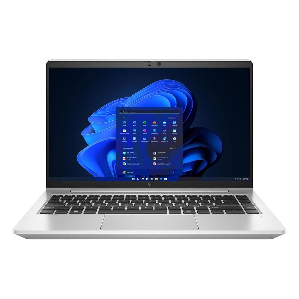 Srebrny laptop z otwartym ekranem wyświetlającym menu Start systemu Windows 11.
