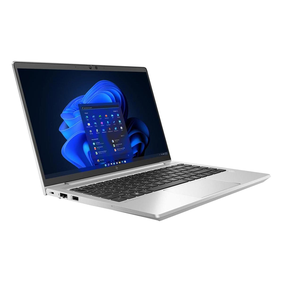 Srebrny laptop z otwartym ekranem, wyświetlający system Windows 11.