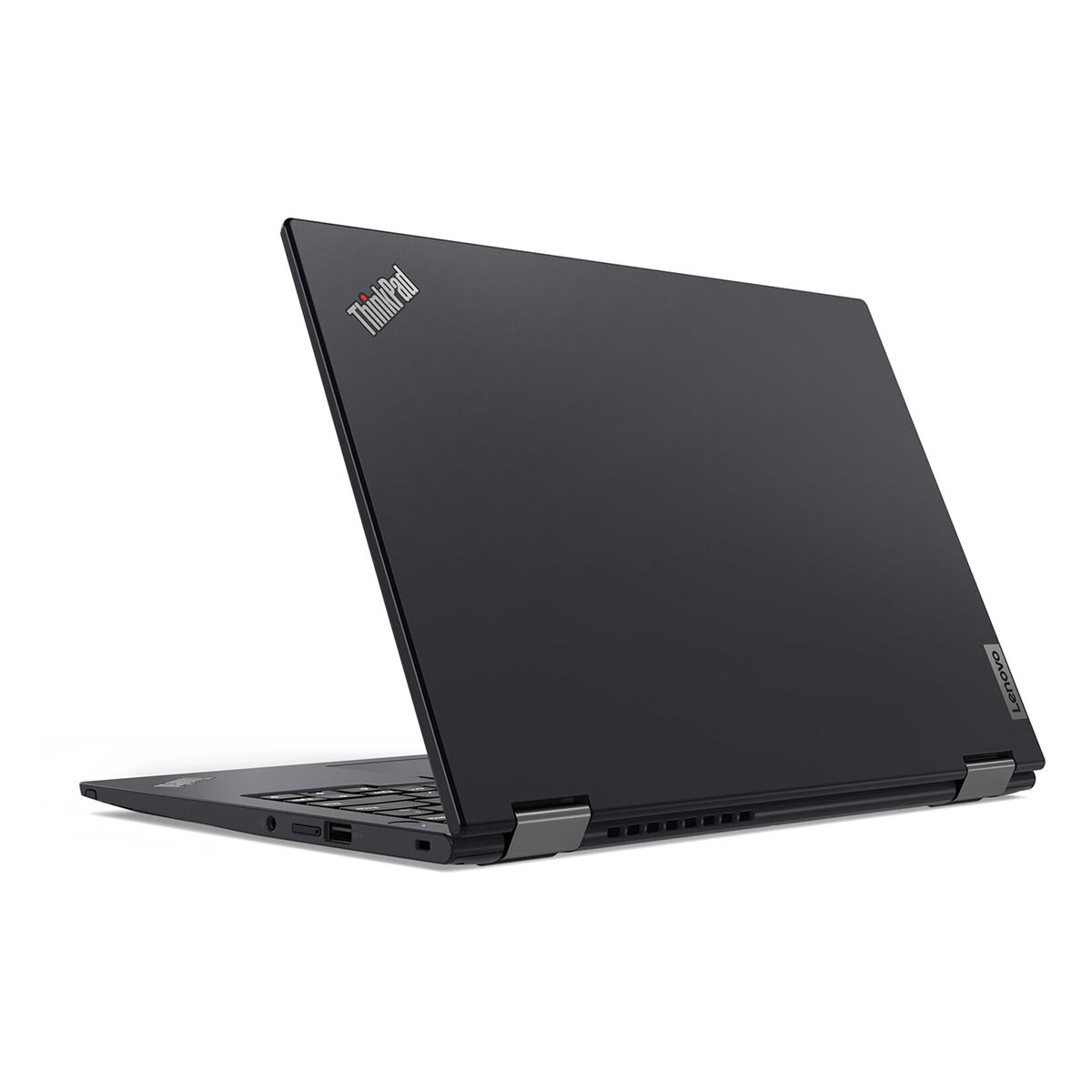 Czarny laptop Lenovo ThinkPad jest otwarty na białym tle.