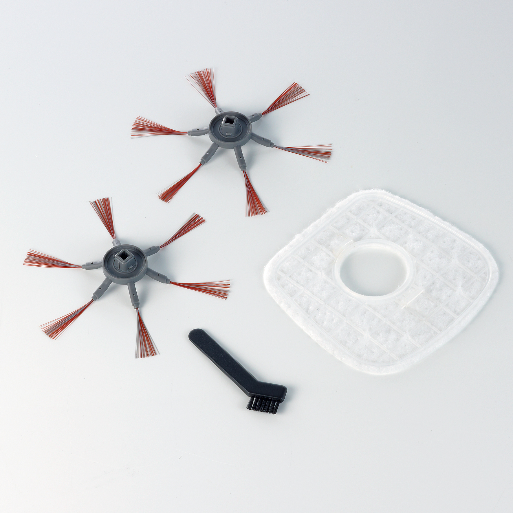 Dwa szare szczotki z czerwonym włosiem i biały filtr.