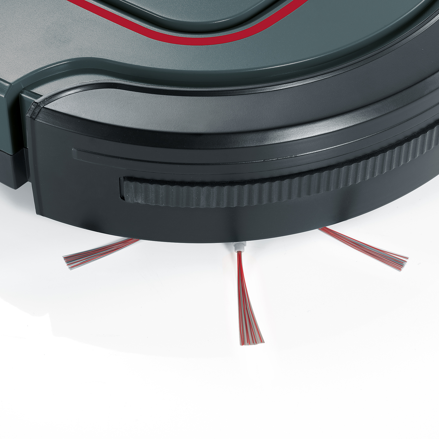 Zbliżenie szarego robota odkurzającego z trzema czerwono-szarymi szczotkami.