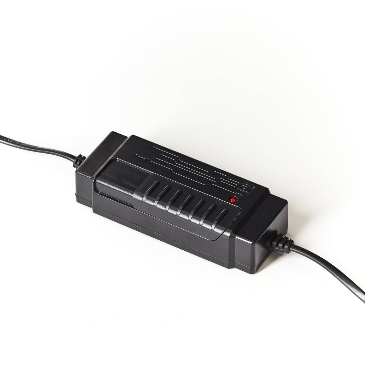 Schwarzer Netzadapter mit roter LED und Kabeln.