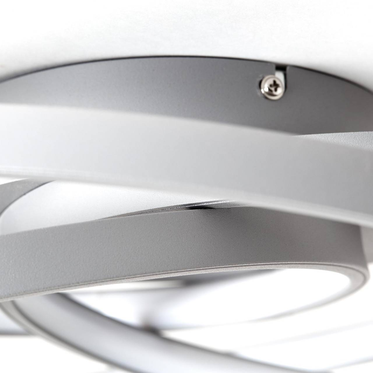 Graue und weiße Ringe aus Metall, die an einer Decke befestigt sind.