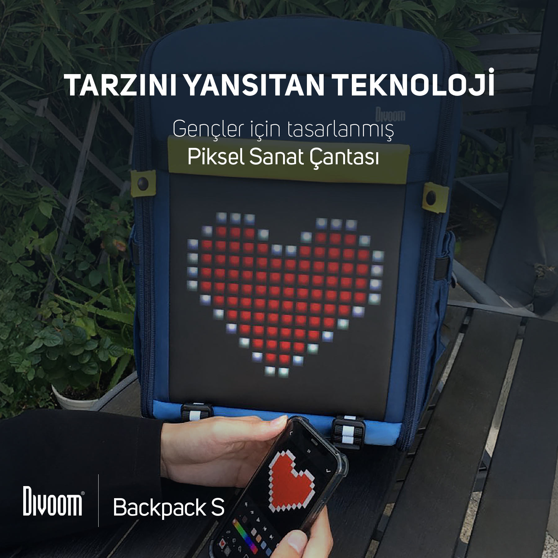 Akıllı telefonla kontrol edilen piksel kalp ekranlı mavi sırt çantası.
