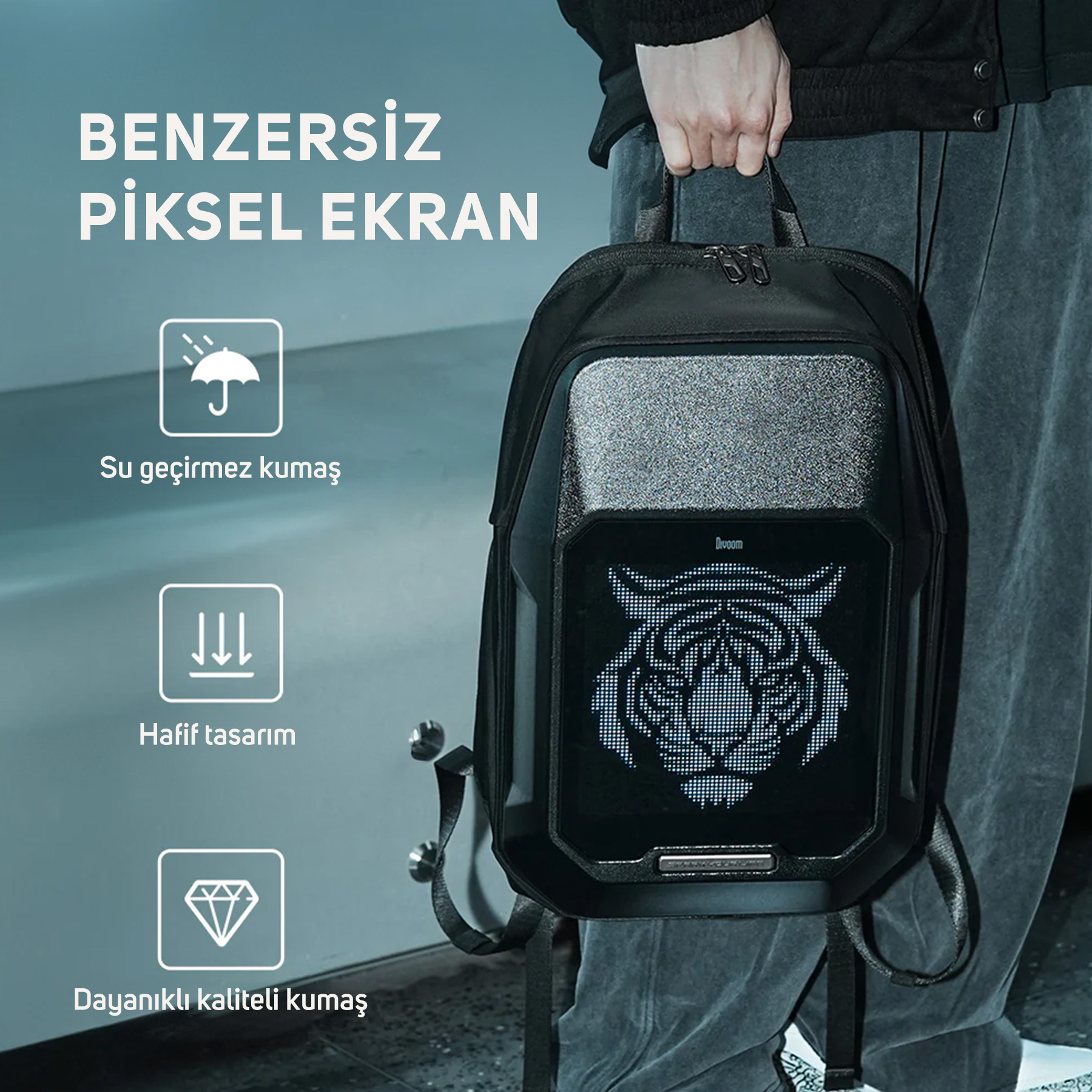 Erkek, piksel kaplan tasarımlı ve su geçirmezlik sembollü siyah sırt çantası taşıyor.