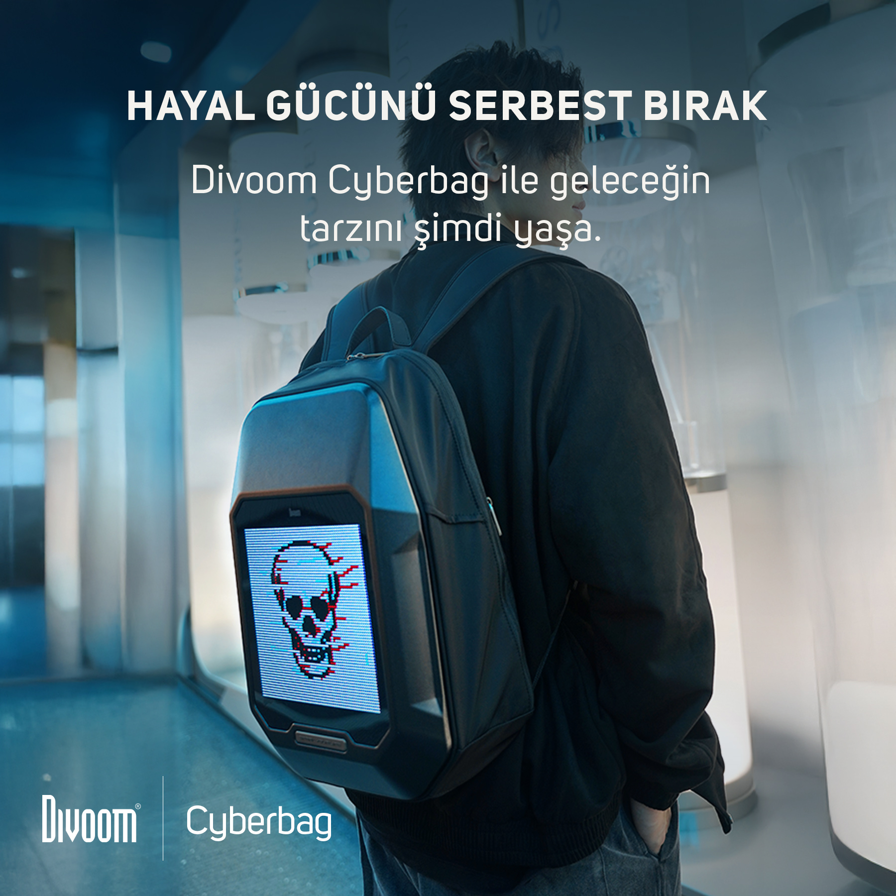 Piksel kurukafa ekranlı sırt çantası. Bir adam taşıyor.
