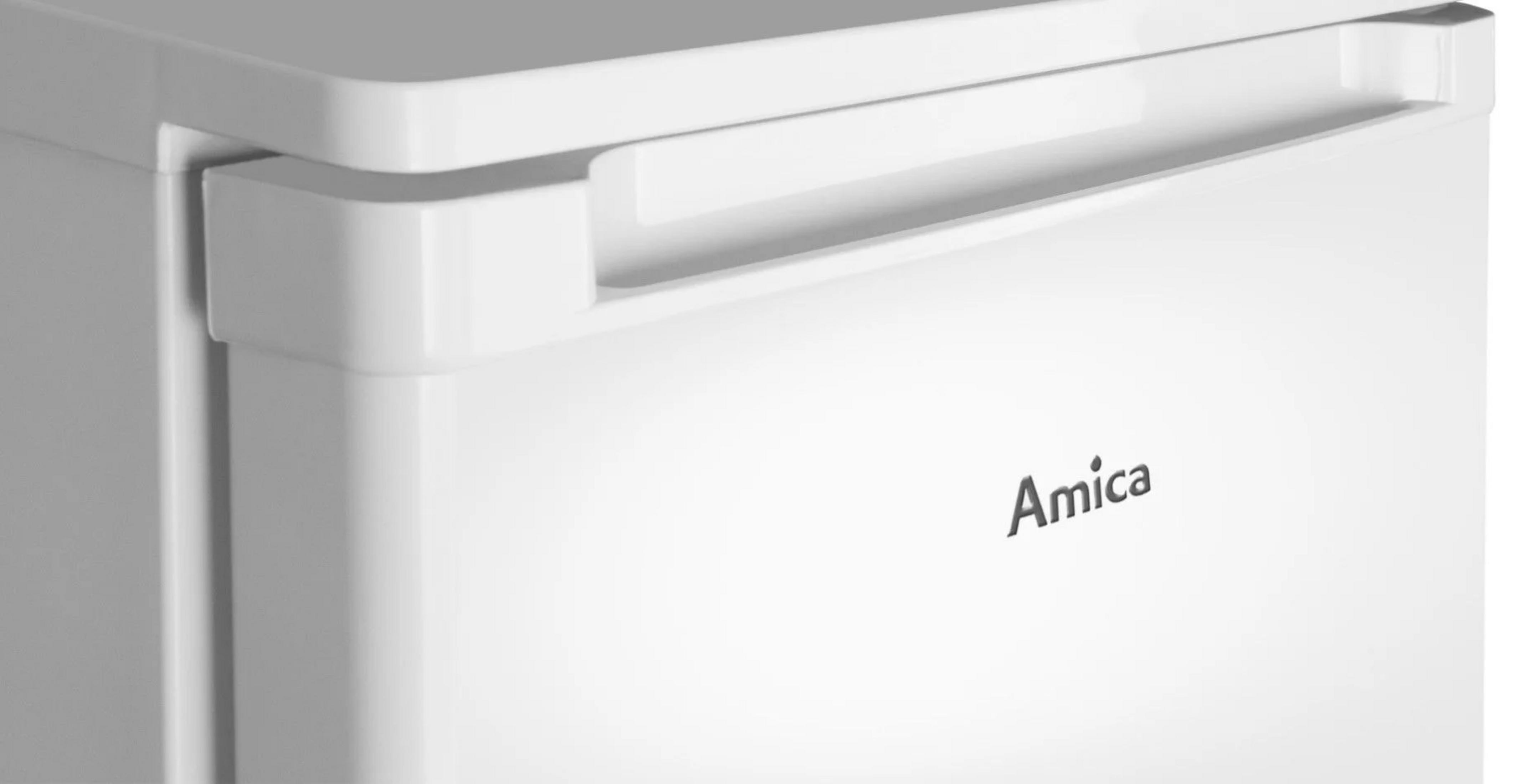 Zbliżenie białej lodówki z logo Amica.