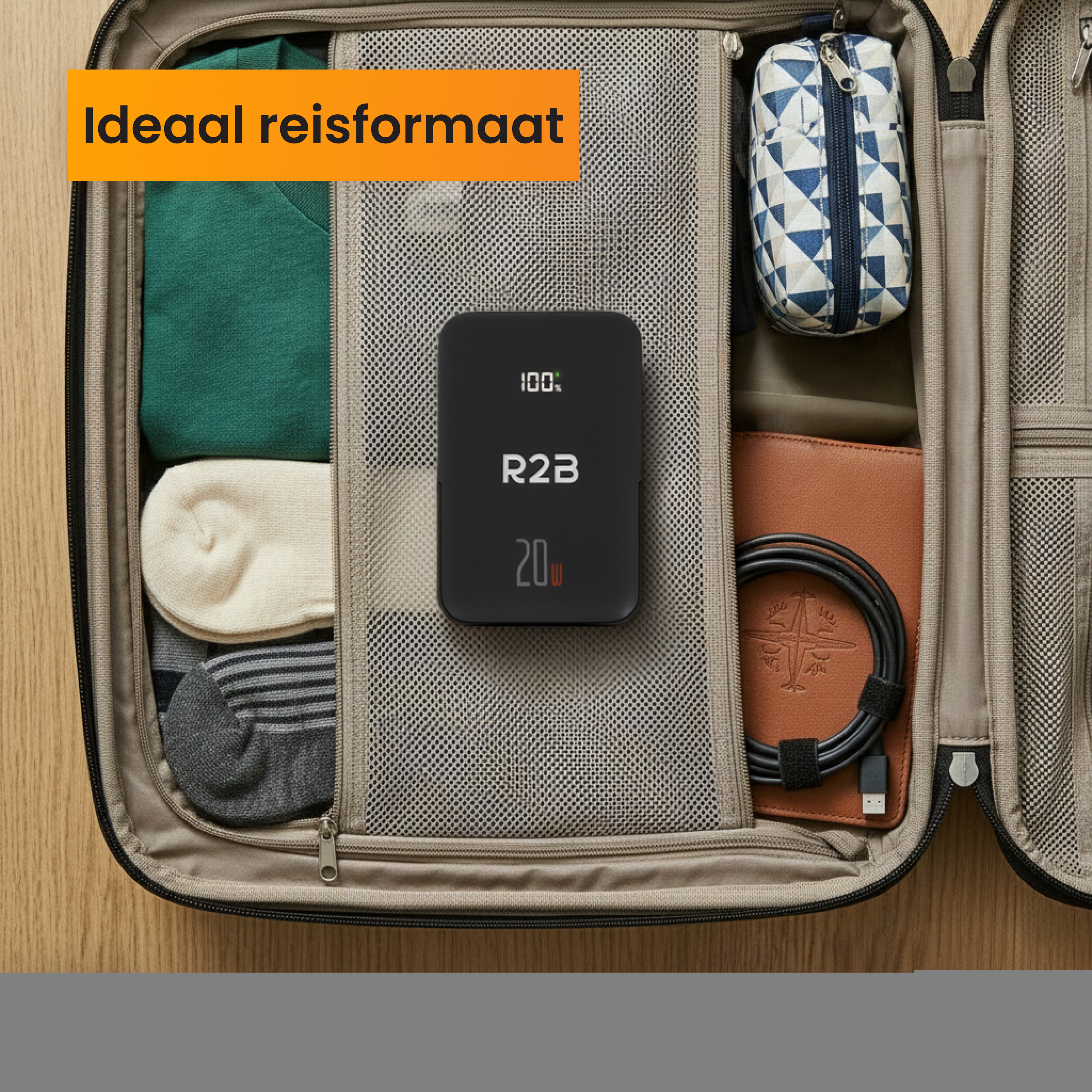 Koffer met kleding, oplader en etui, met tekst 'Ideaal reisforma'.