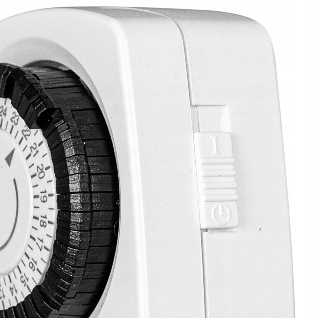 Zbliżenie białego timera z czarną tarczą i cyframi.